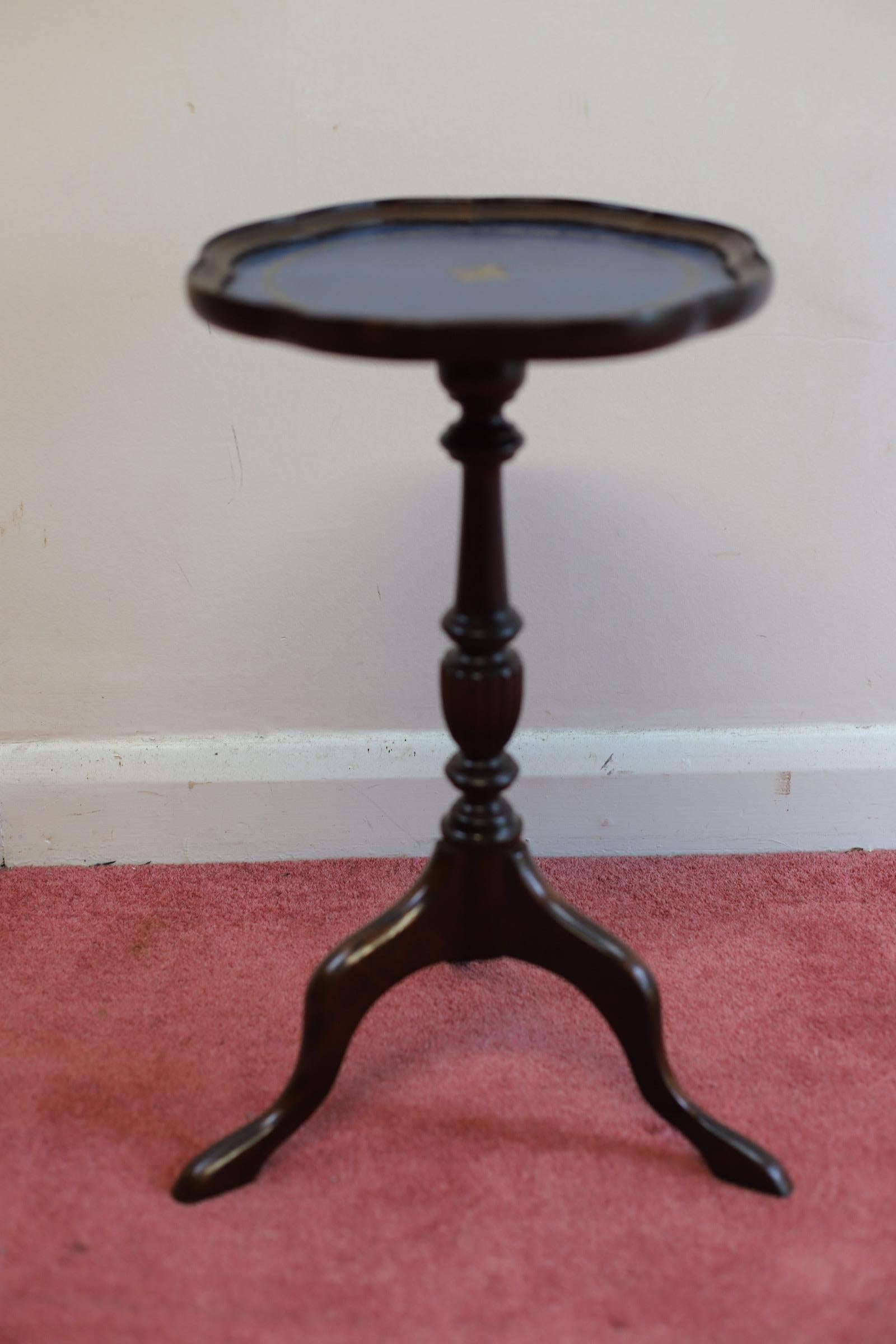 We delight to offer for sale this beautiful vintage oak and lblue leather topped tripod table .
Don't hesitate to contact me if you have any questions.
Please have a closer look at the pictures because they form part of the