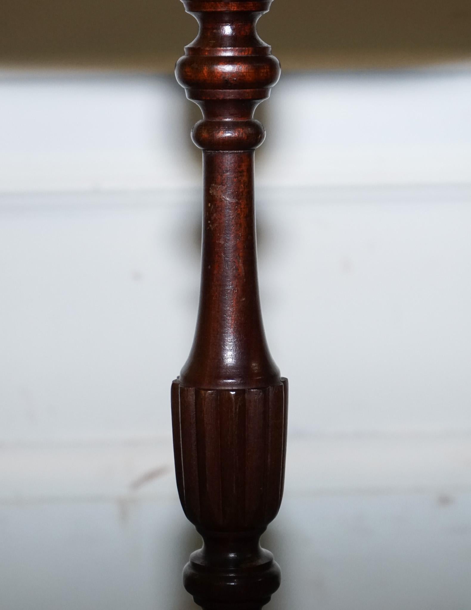 LOVELY VINTAGE BROWN GOLD LEATHER TOP PLANT WINE SIDE STAND ON TRiPOD FEET Cuero en venta