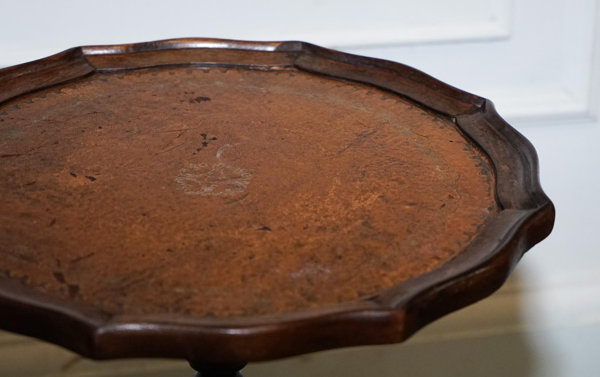 LOVELY VINTAGE BROWN GOLD LEATHER TOP PLANT WINE SIDE STAND ON TRiPOD FEET en venta 1