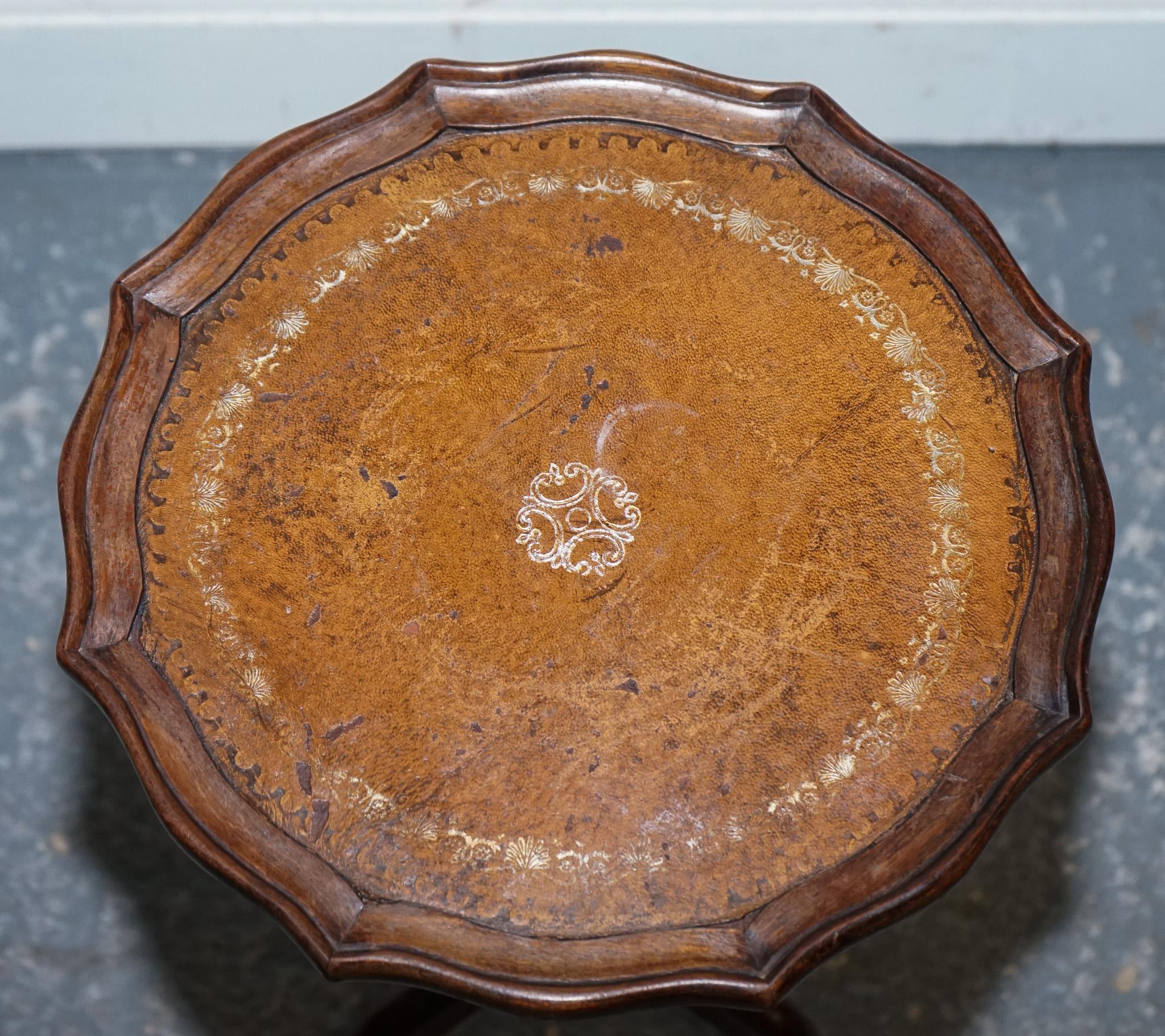 LOVELY VINTAGE BROWN GOLD LEATHER TOP PLANT WINE SIDE STAND ON TRiPOD FEET en venta 2
