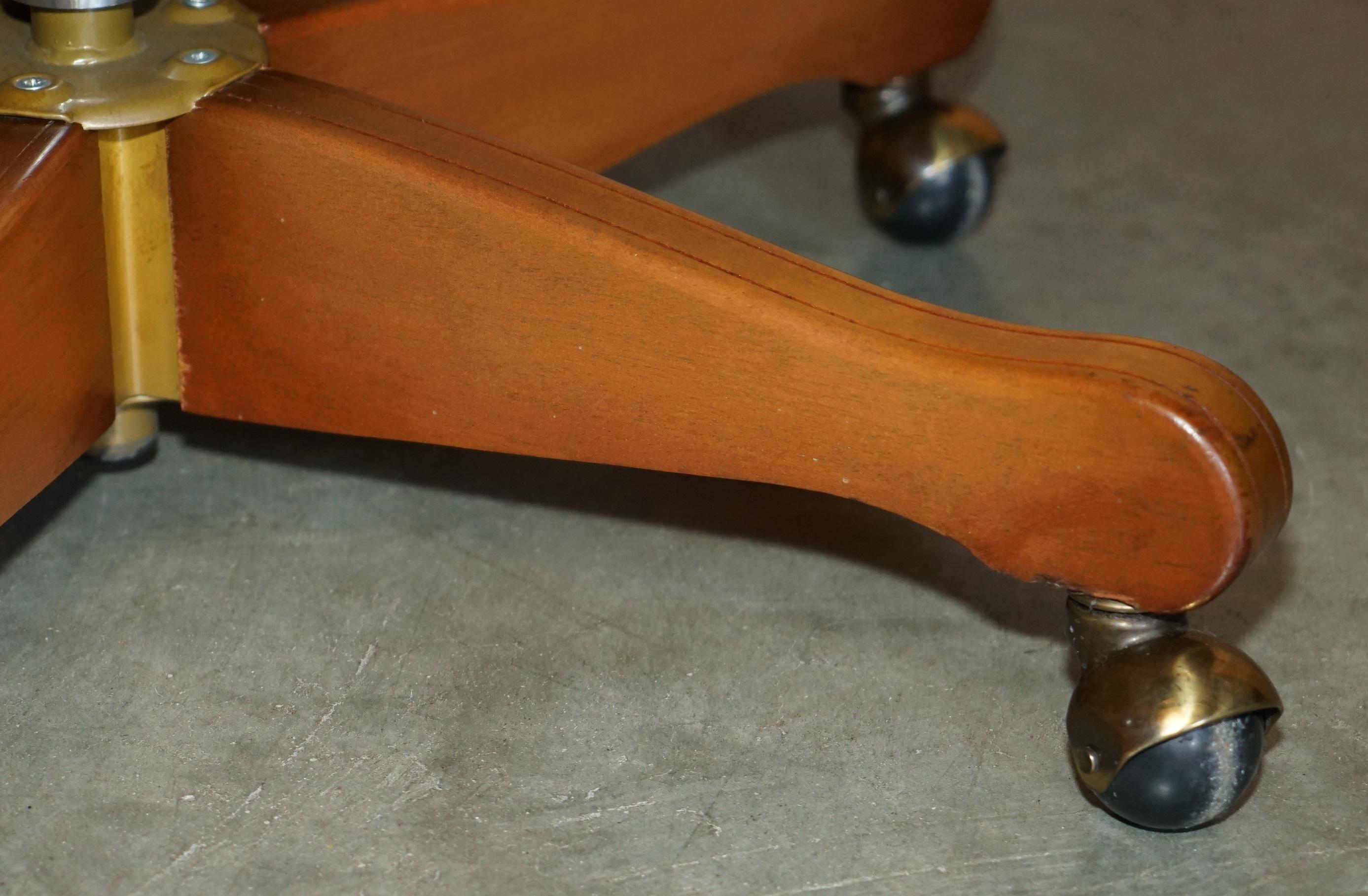 LOVELY VINTAGE CHESTERFIELD IN PELLE MARRONE TESSUTO CON FELPA CAPTAINS POLTRONE in vendita 4