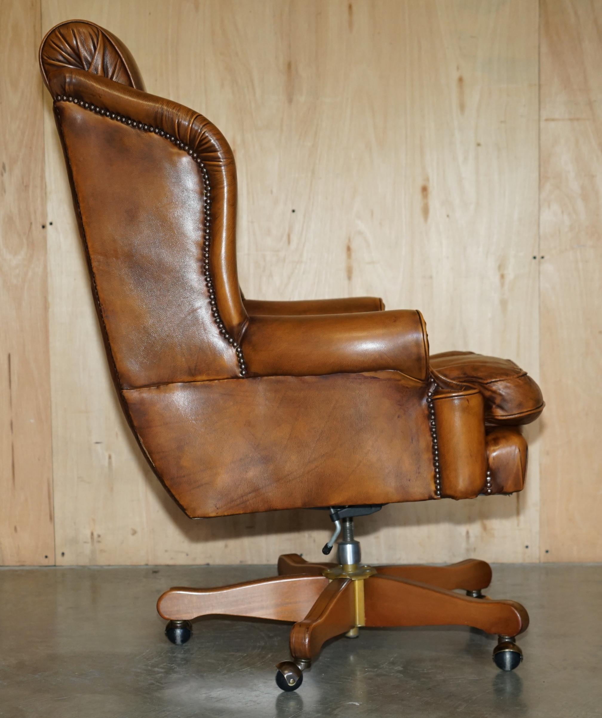 LOVELY VINTAGE CHESTERFIELD IN PELLE MARRONE TESSUTO CON FELPA CAPTAINS POLTRONE in vendita 6