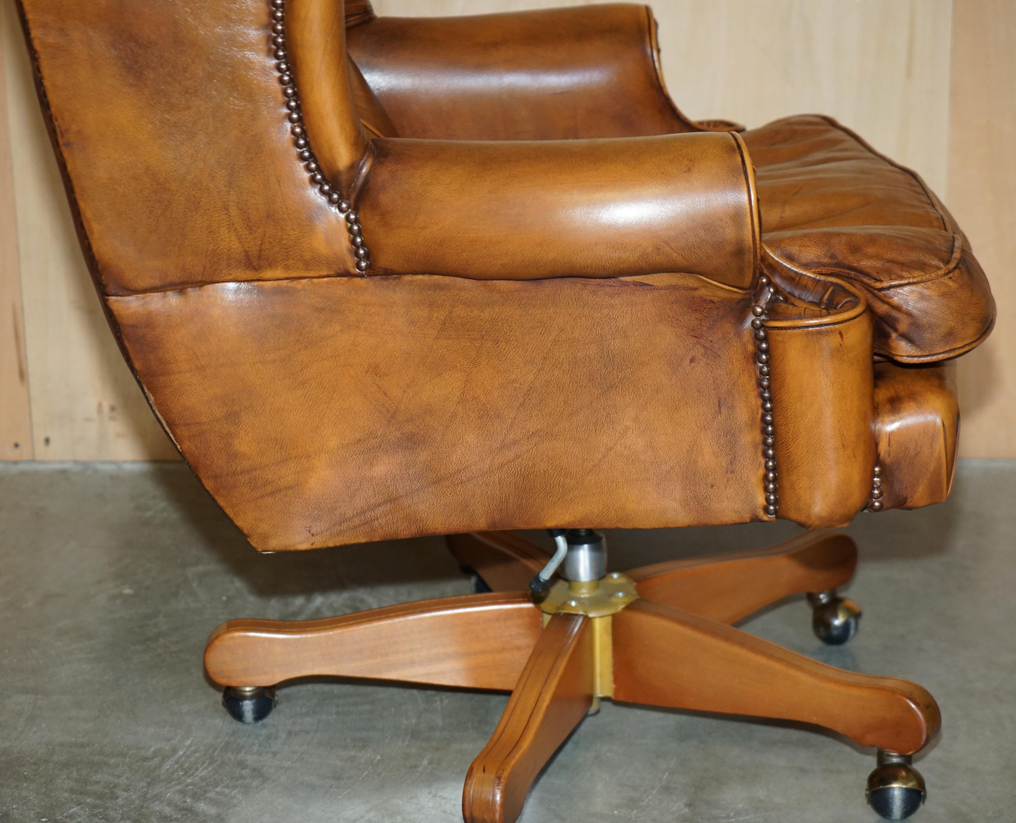 LOVELY VINTAGE CHESTERFIELD IN PELLE MARRONE TESSUTO CON FELPA CAPTAINS POLTRONE in vendita 7