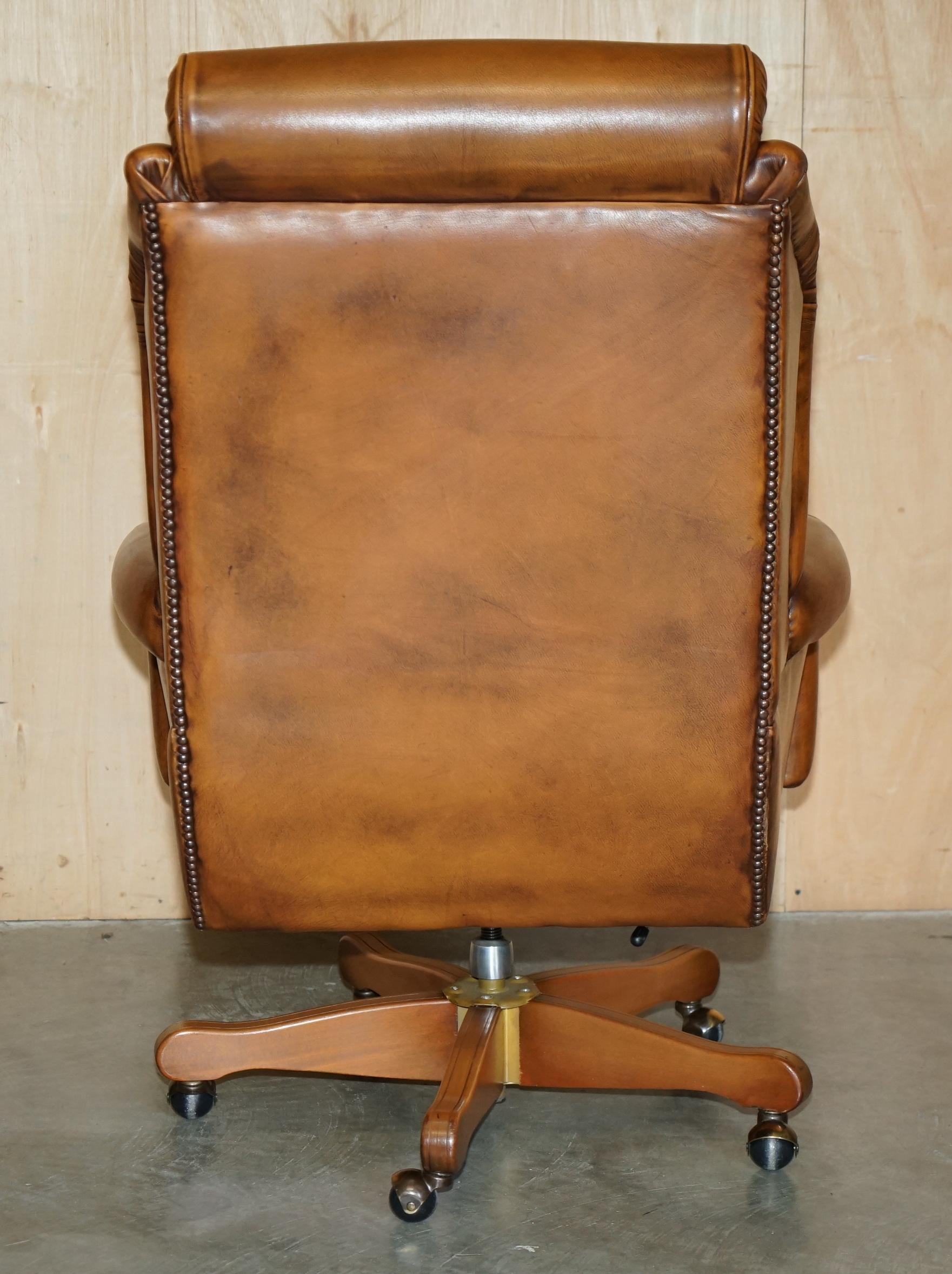 LOVELY VINTAGE CHESTERFIELD IN PELLE MARRONE TESSUTO CON FELPA CAPTAINS POLTRONE in vendita 9