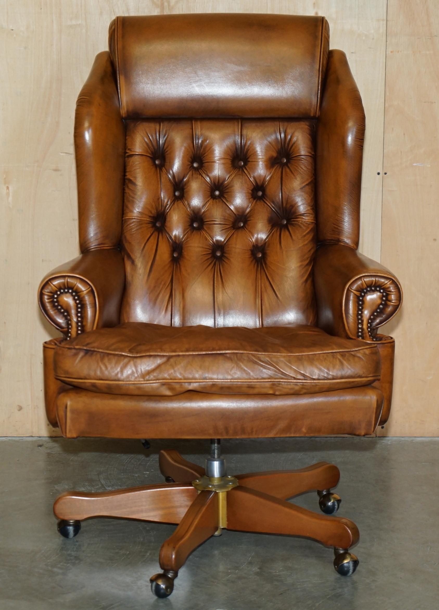 Casa Reale Antiquariato

Royal House Antiques è lieta di offrire in vendita questa splendida poltrona da ufficio per capitani Chesterfield, in pelle marrone e con cuciture, assolutamente stupefacente. 

Tieni presente che le spese di spedizione