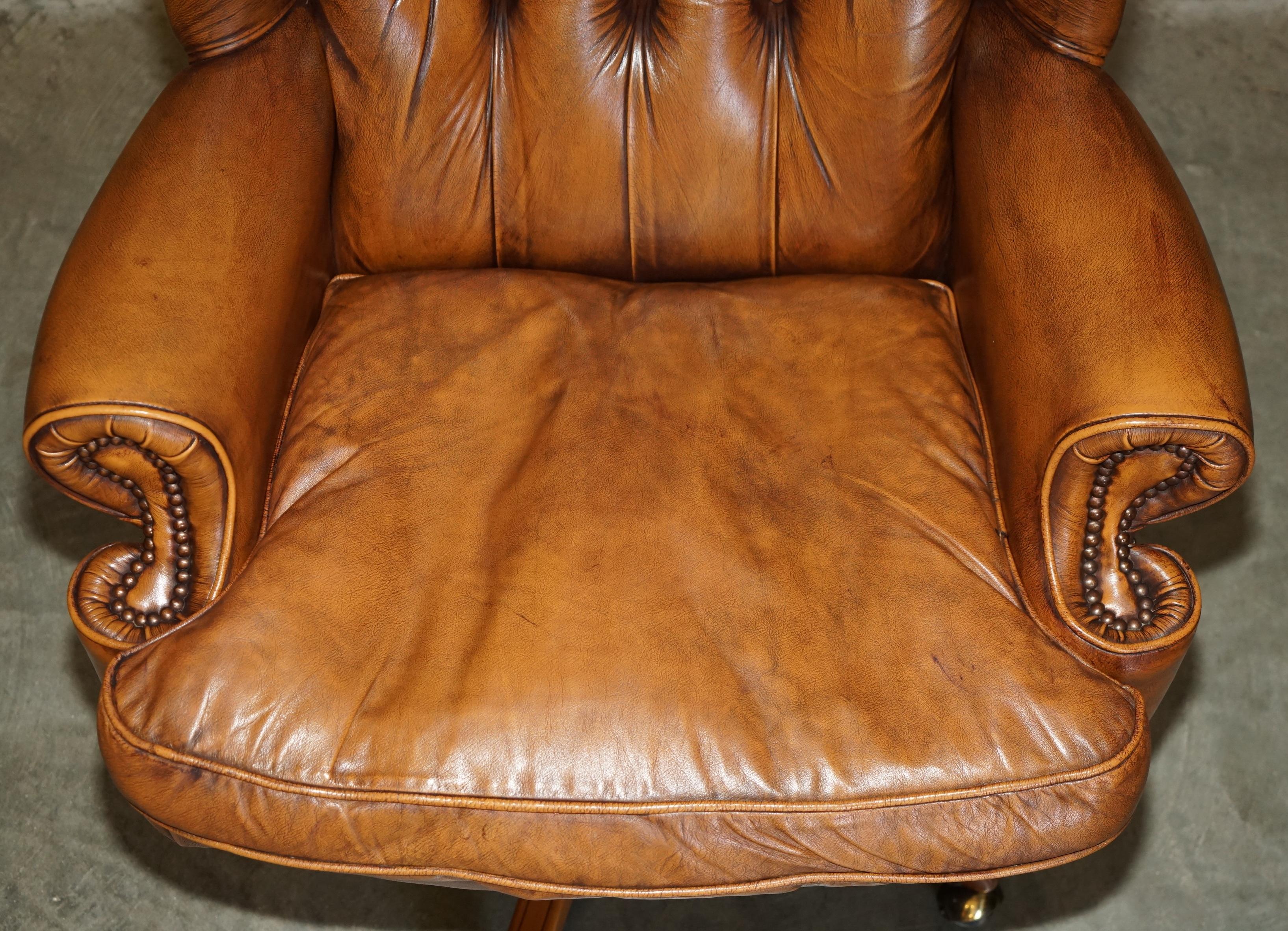 LOVELY VINTAGE CHESTERFIELD IN PELLE MARRONE TESSUTO CON FELPA CAPTAINS POLTRONE in vendita 1