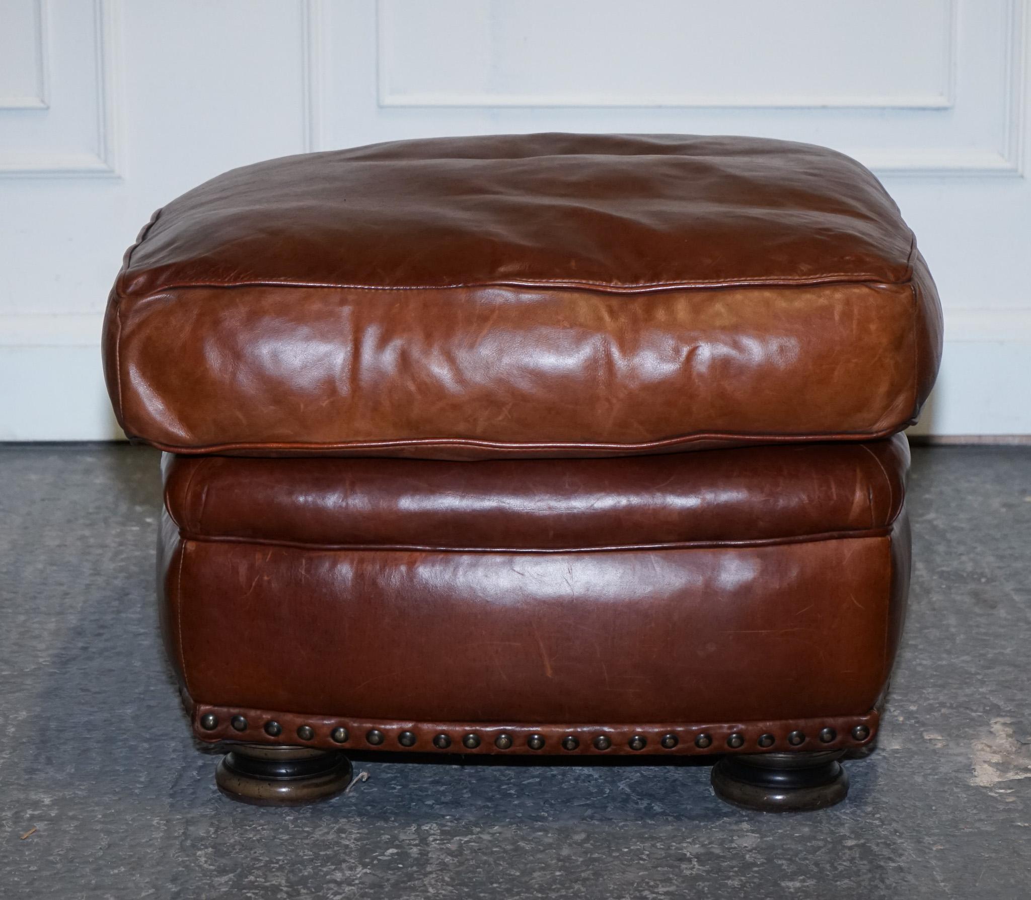 LOVELY VINTAGE BROWN LEATHER FOOTSTOOL FEATHER FILLED BRASS STUDS DETAiL In Good Condition For Sale In Pulborough, GB