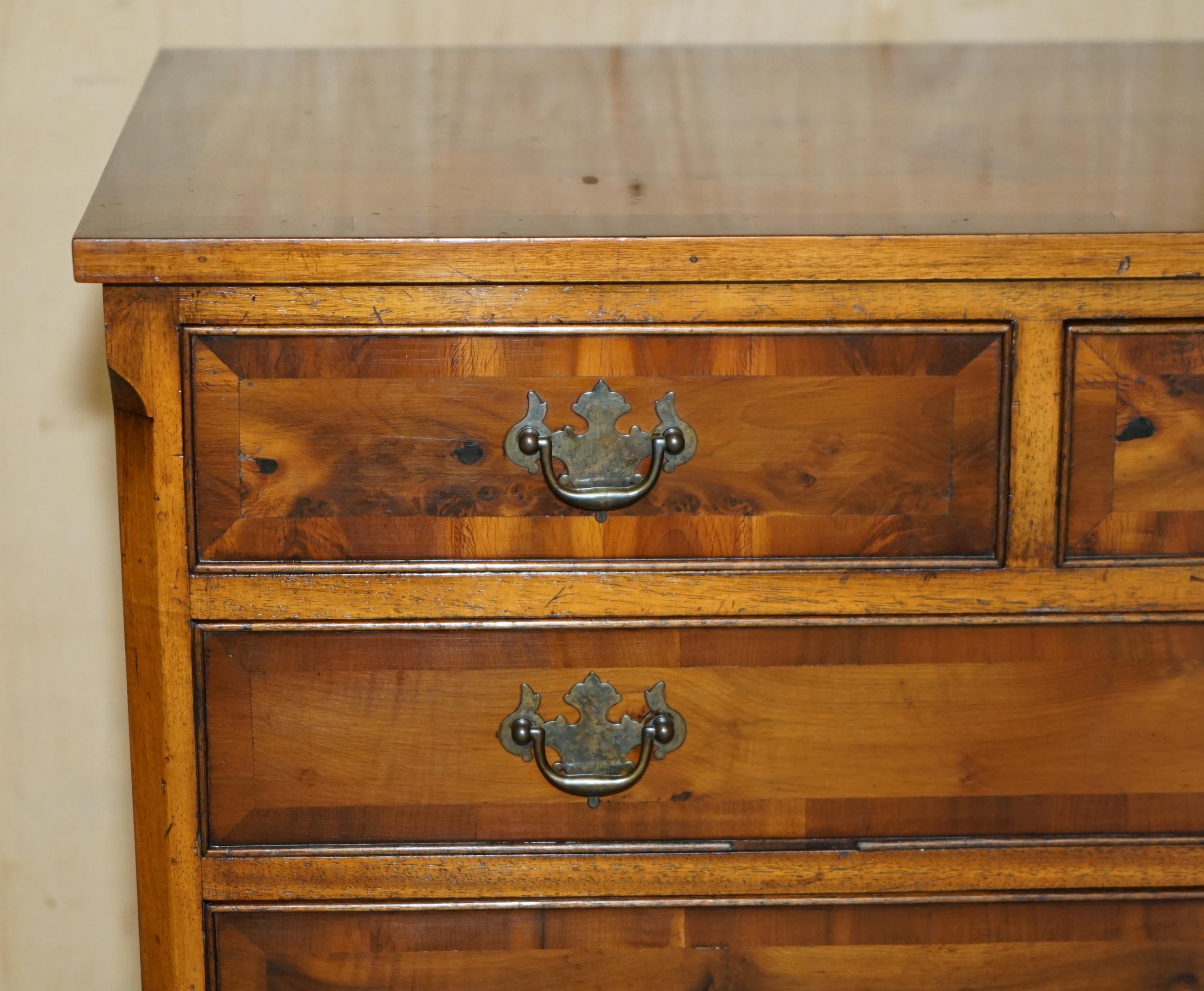 Magnifique commode à tiroirs de taille moyenne en bois vieilli de BURR & BURL, de style géorgien. en vente 2