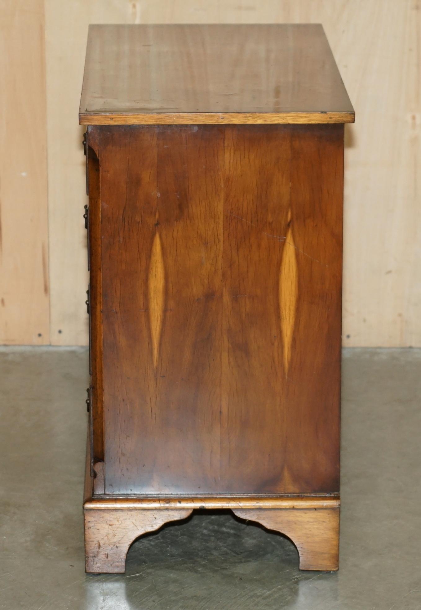 Magnifique commode à tiroirs de taille moyenne en bois vieilli de BURR & BURL, de style géorgien. en vente 3