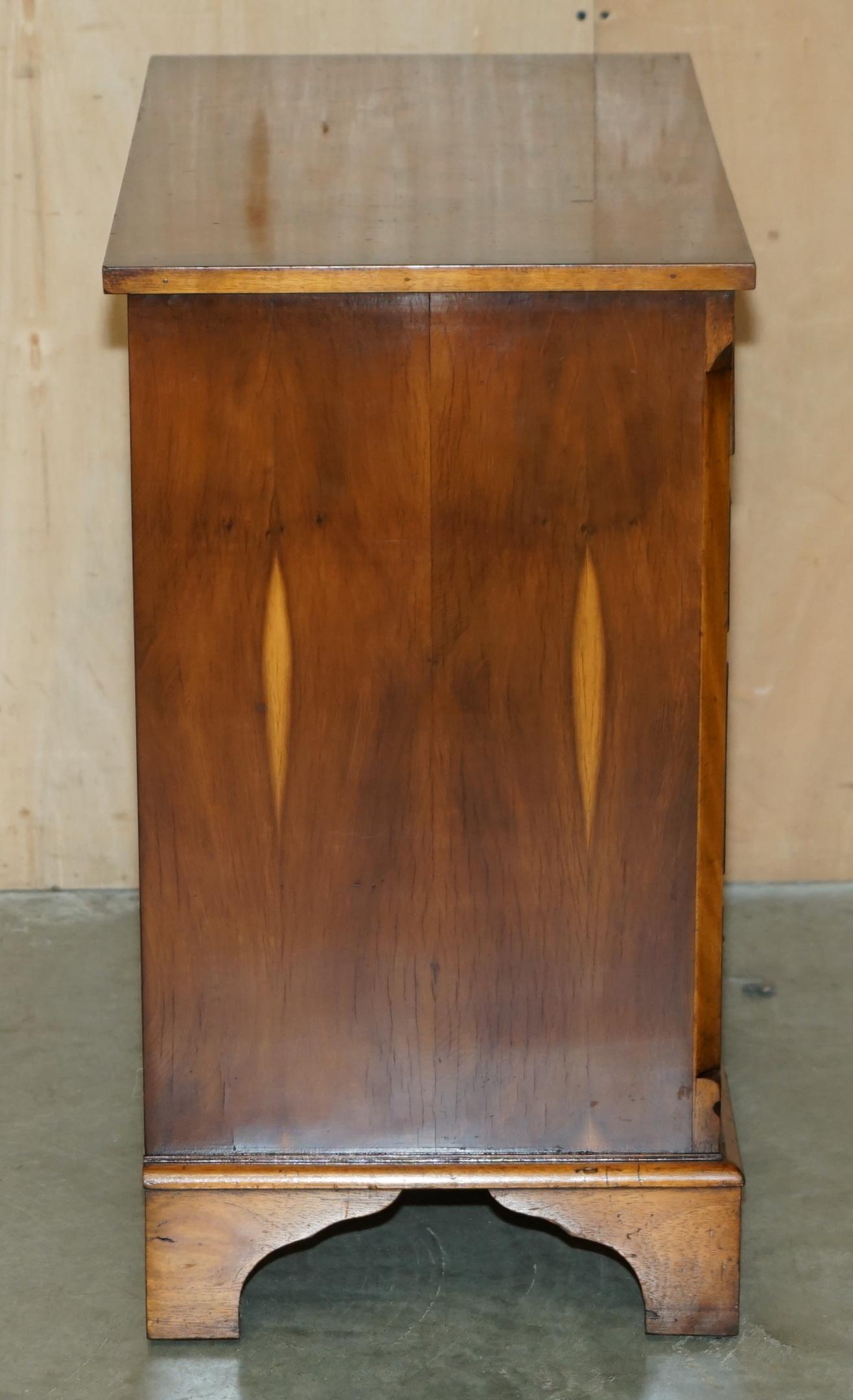 Magnifique commode à tiroirs de taille moyenne en bois vieilli de BURR & BURL, de style géorgien. en vente 5