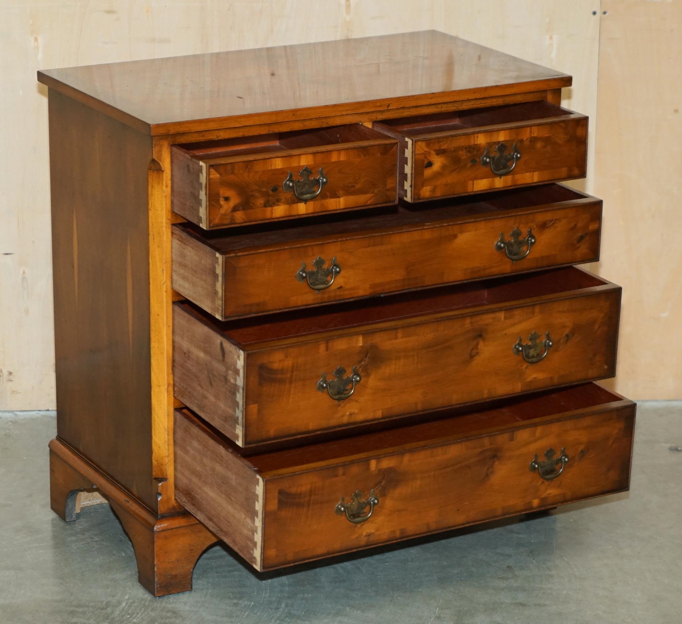 Magnifique commode à tiroirs de taille moyenne en bois vieilli de BURR & BURL, de style géorgien. en vente 6