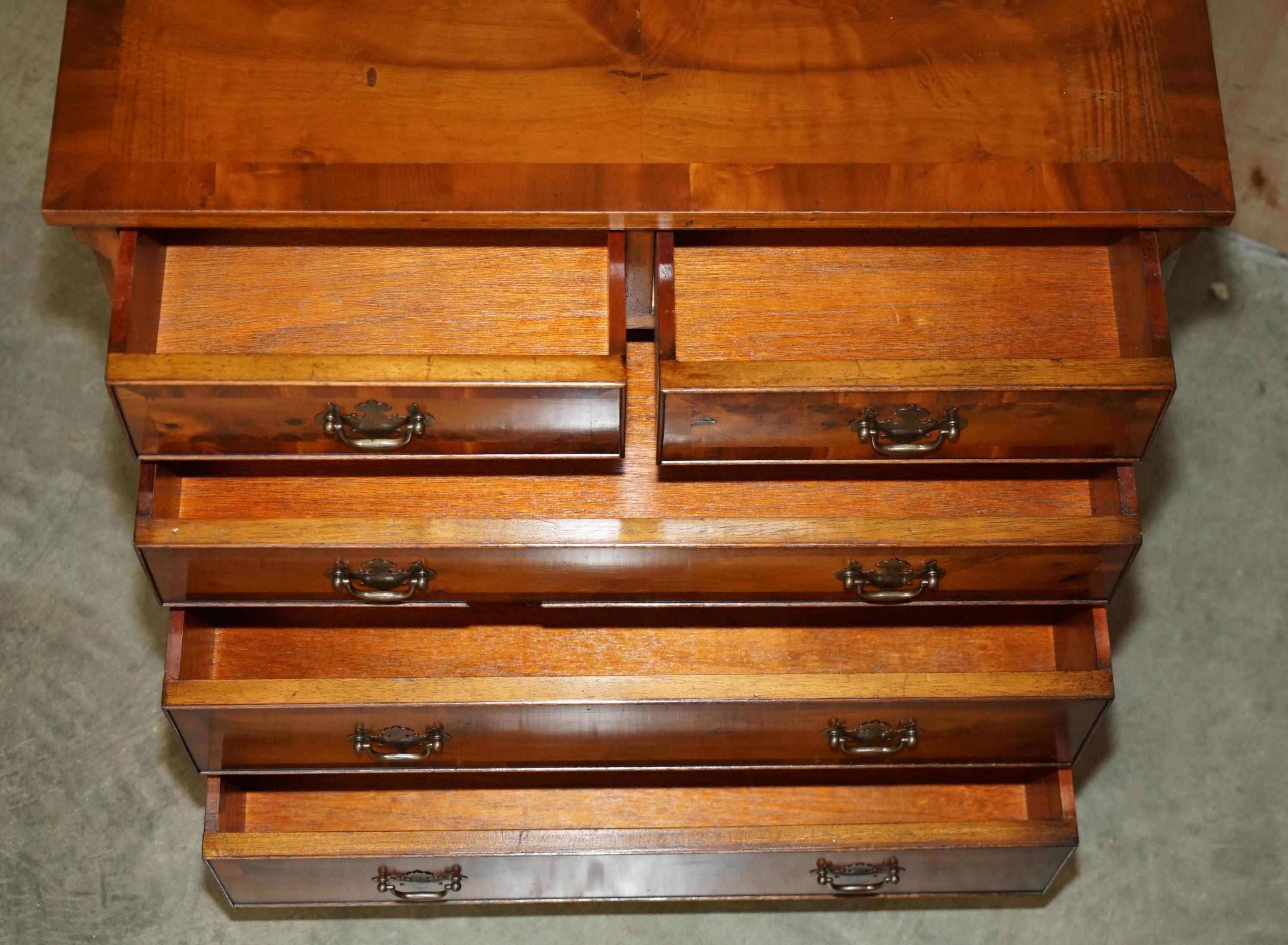 Magnifique commode à tiroirs de taille moyenne en bois vieilli de BURR & BURL, de style géorgien. en vente 7