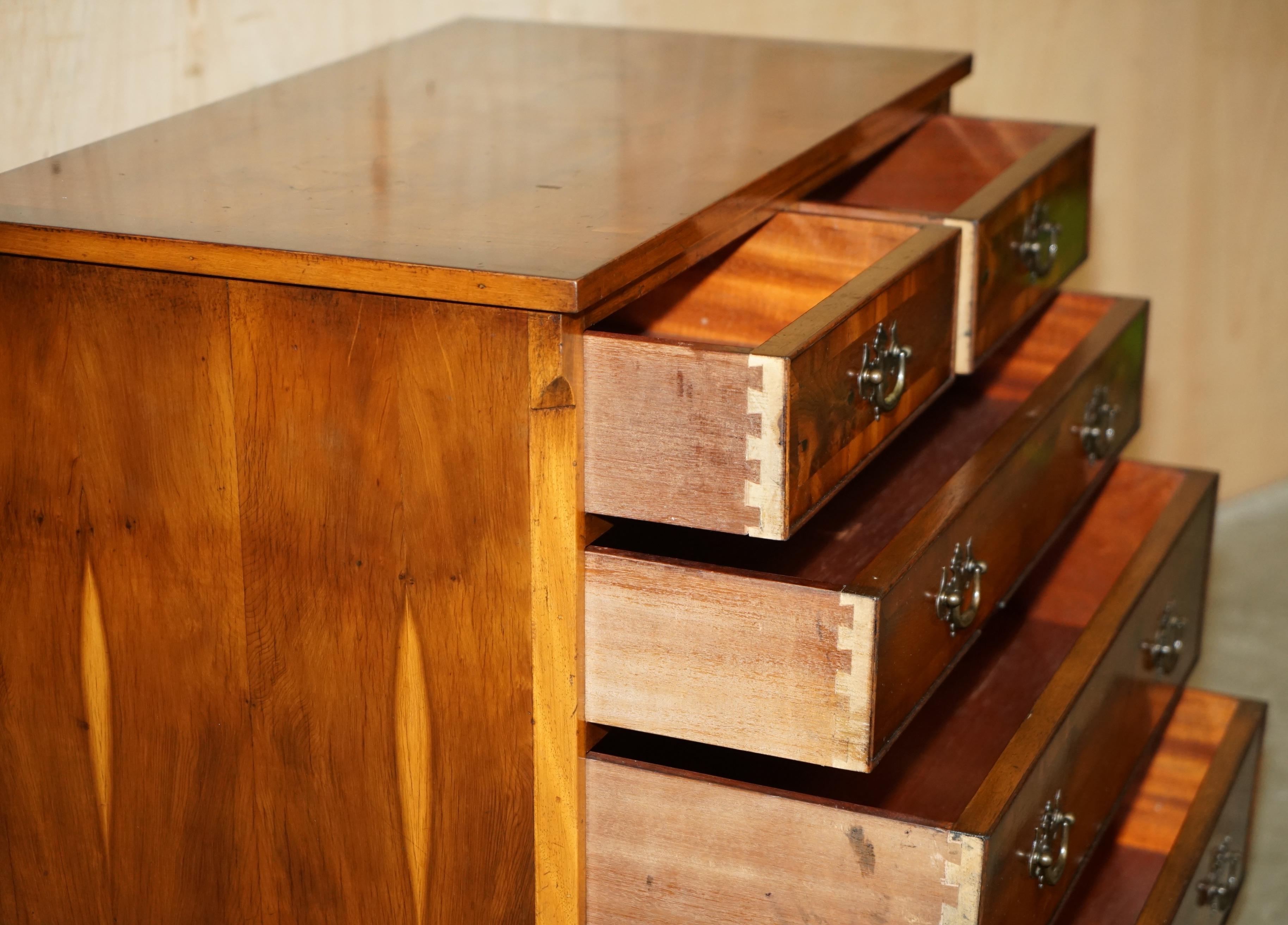 Magnifique commode à tiroirs de taille moyenne en bois vieilli de BURR & BURL, de style géorgien. en vente 8
