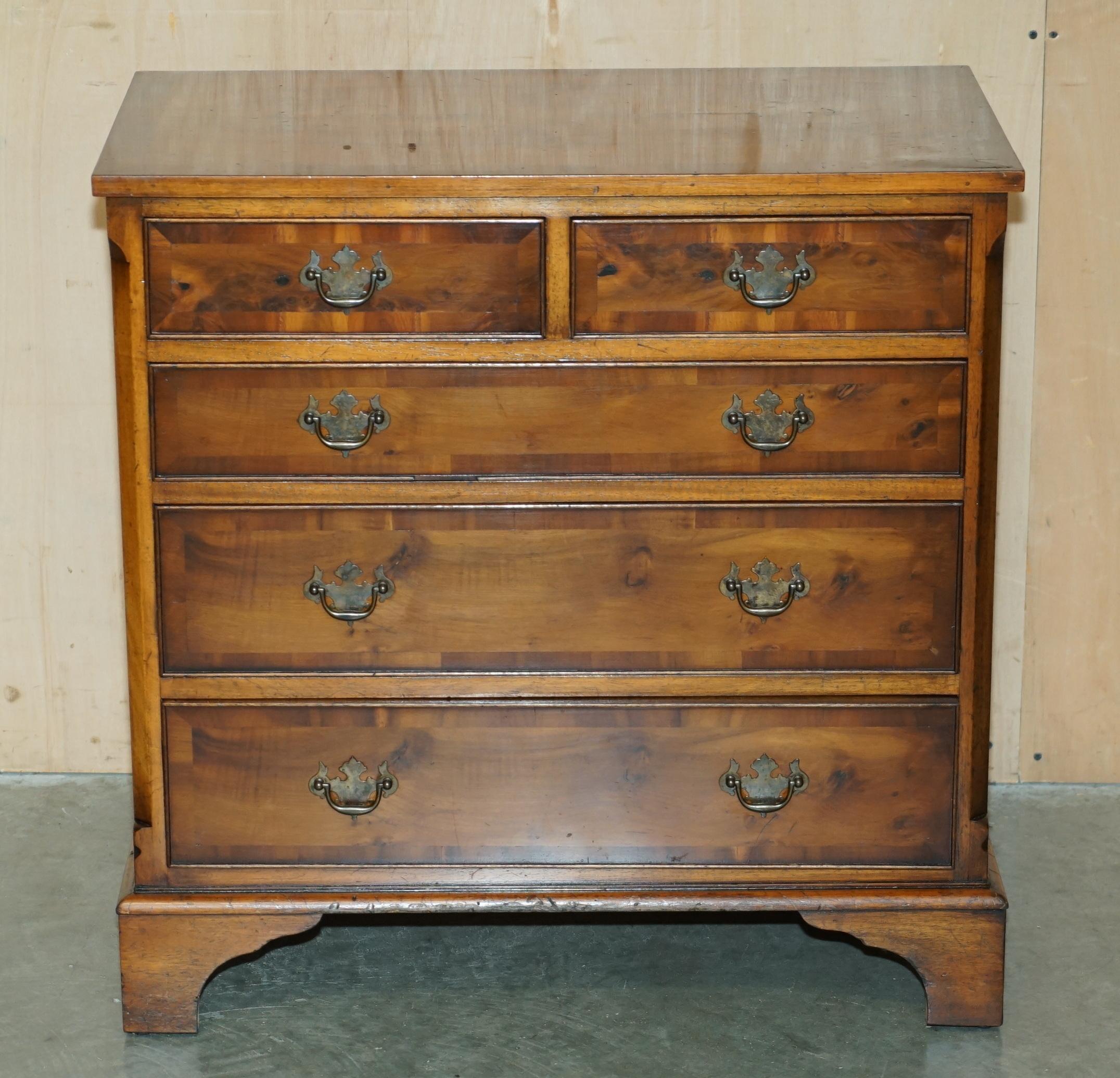 Georgien Magnifique commode à tiroirs de taille moyenne en bois vieilli de BURR & BURL, de style géorgien. en vente