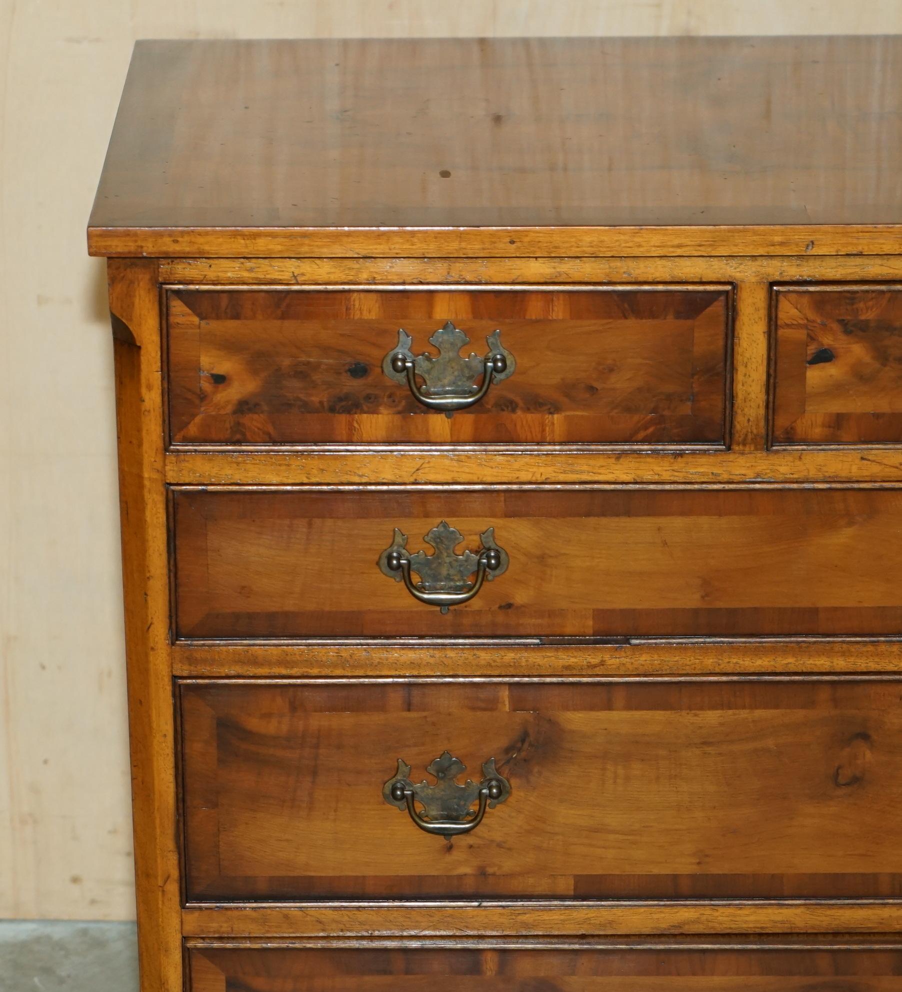 Anglais Magnifique commode à tiroirs de taille moyenne en bois vieilli de BURR & BURL, de style géorgien. en vente