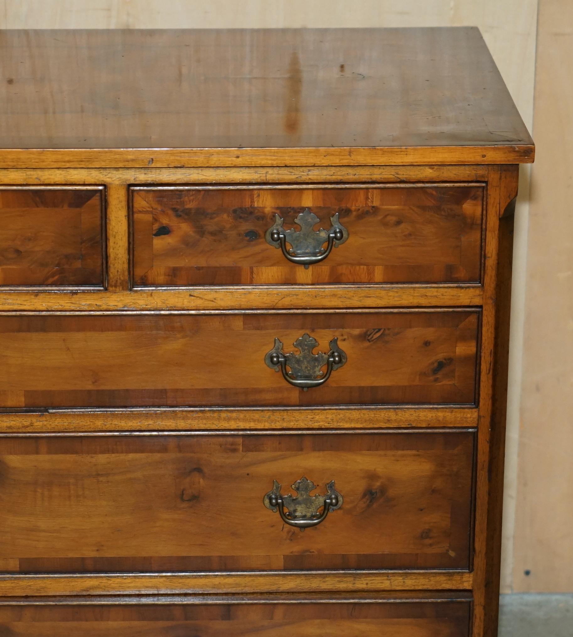 Fait main Magnifique commode à tiroirs de taille moyenne en bois vieilli de BURR & BURL, de style géorgien. en vente
