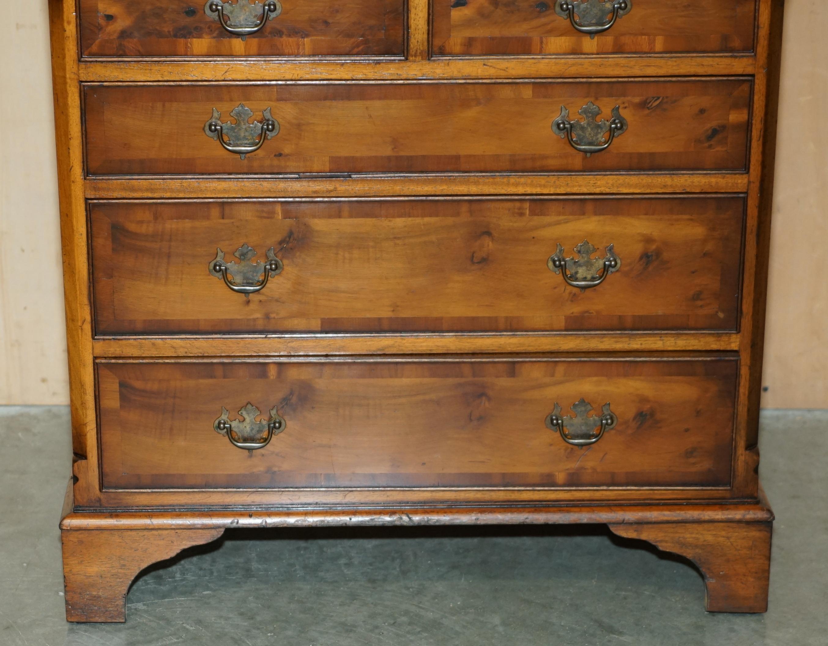 Magnifique commode à tiroirs de taille moyenne en bois vieilli de BURR & BURL, de style géorgien. Bon état - En vente à West Sussex, Pulborough