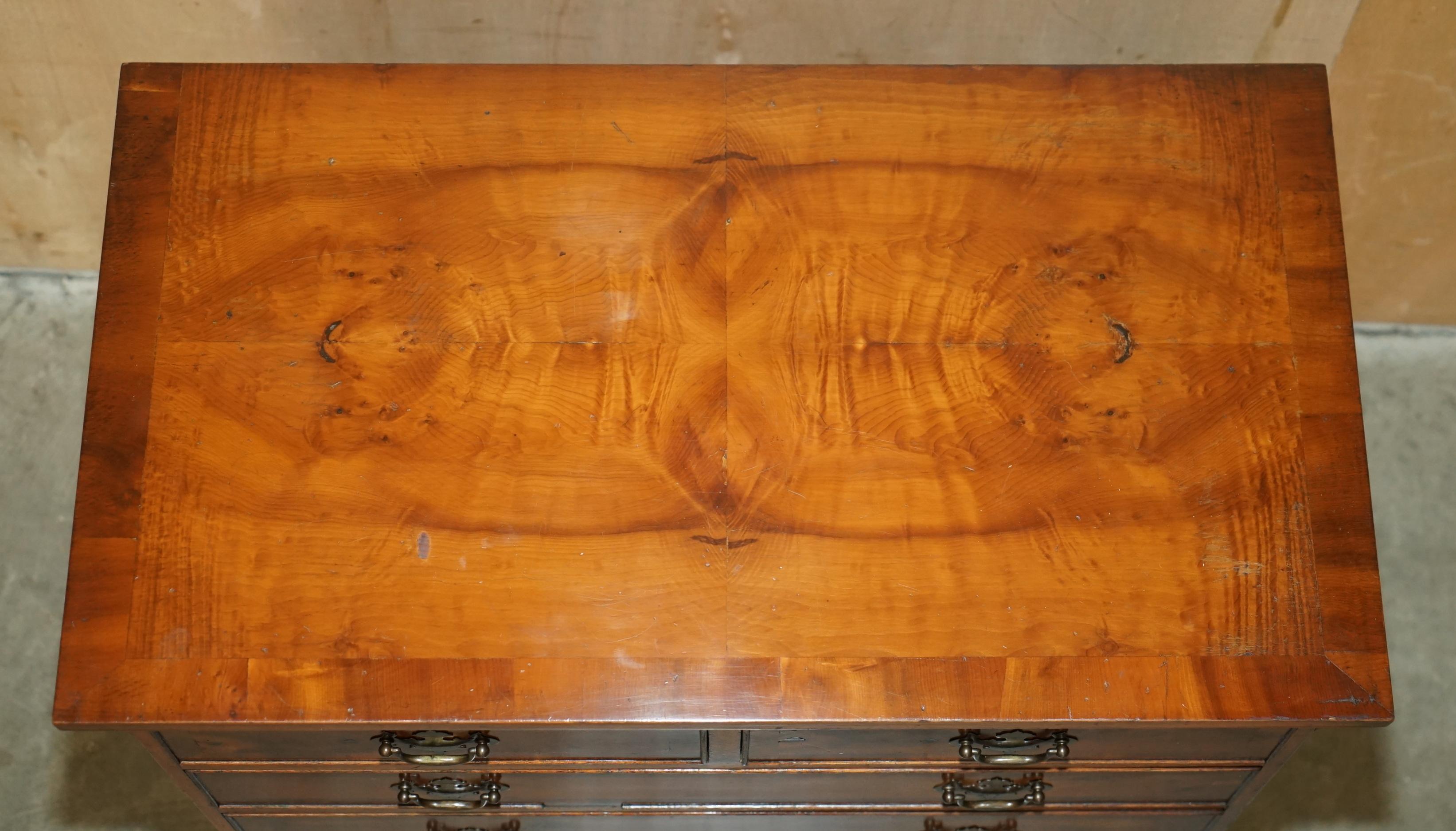20ième siècle Magnifique commode à tiroirs de taille moyenne en bois vieilli de BURR & BURL, de style géorgien. en vente