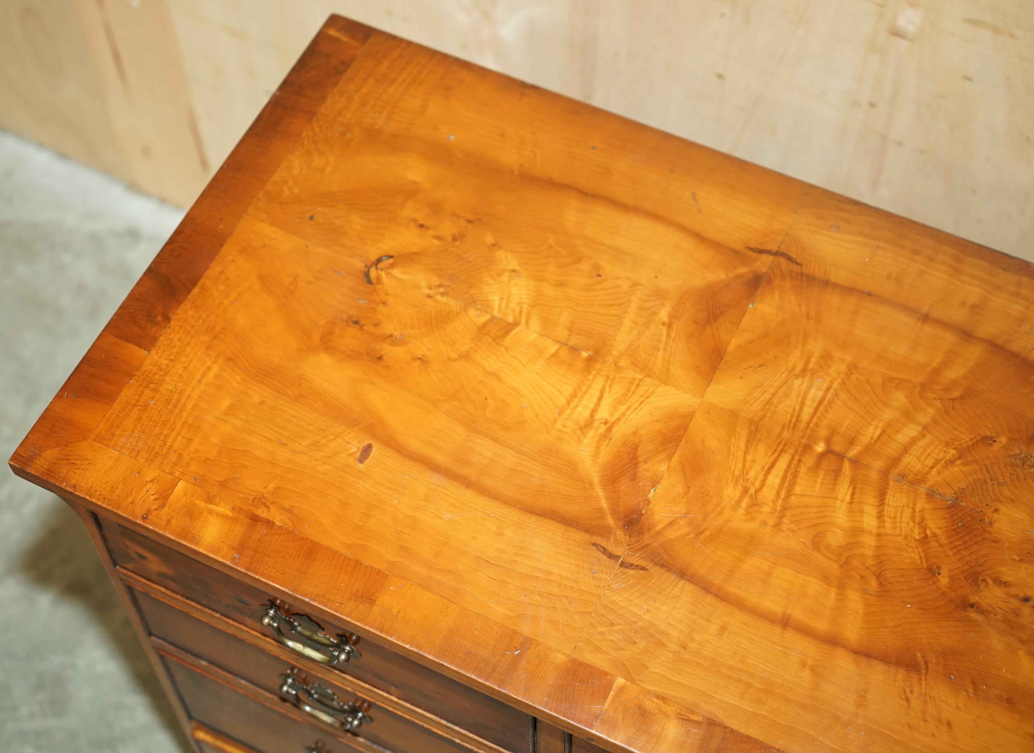 If Magnifique commode à tiroirs de taille moyenne en bois vieilli de BURR & BURL, de style géorgien. en vente