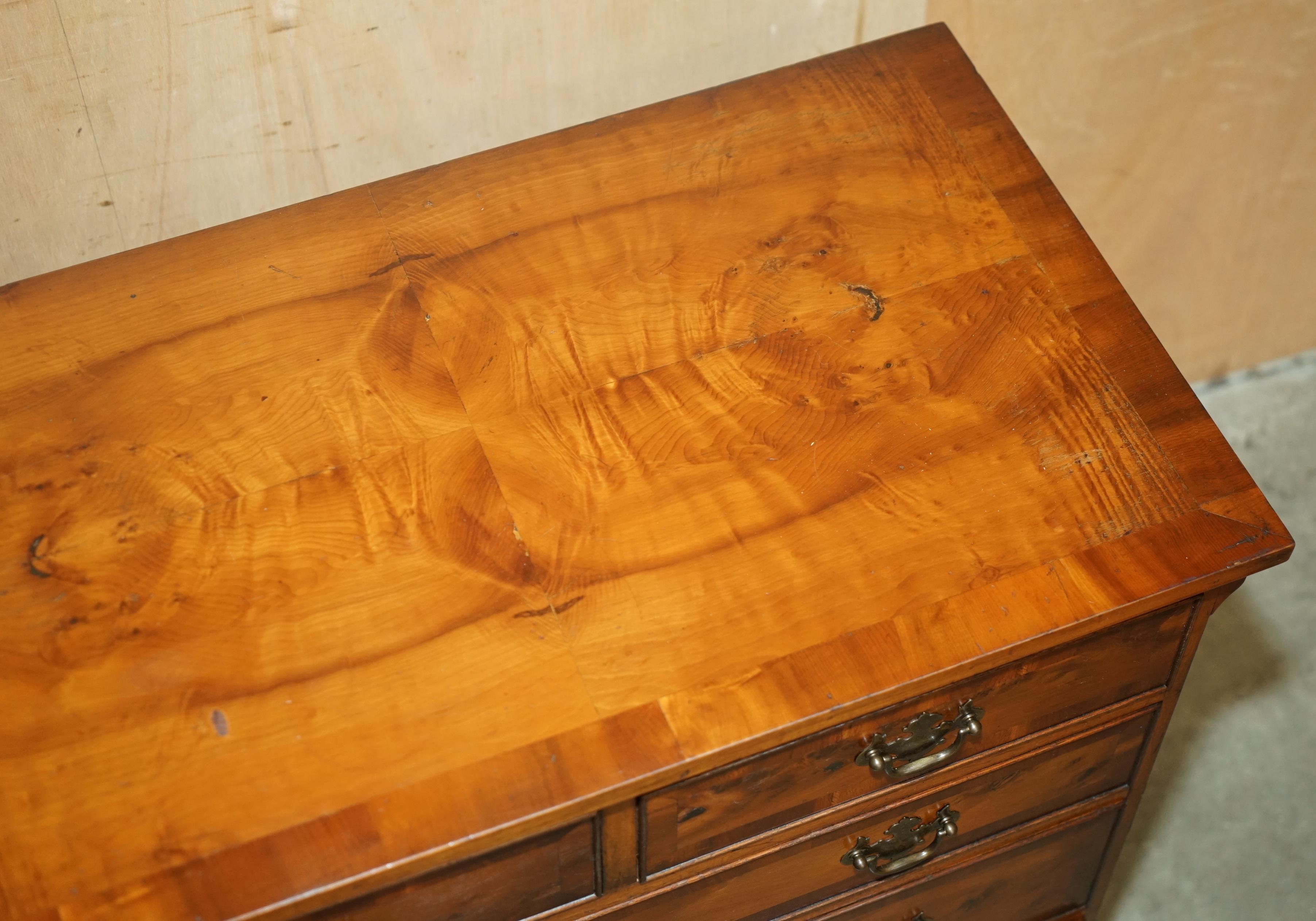 Magnifique commode à tiroirs de taille moyenne en bois vieilli de BURR & BURL, de style géorgien. en vente 1