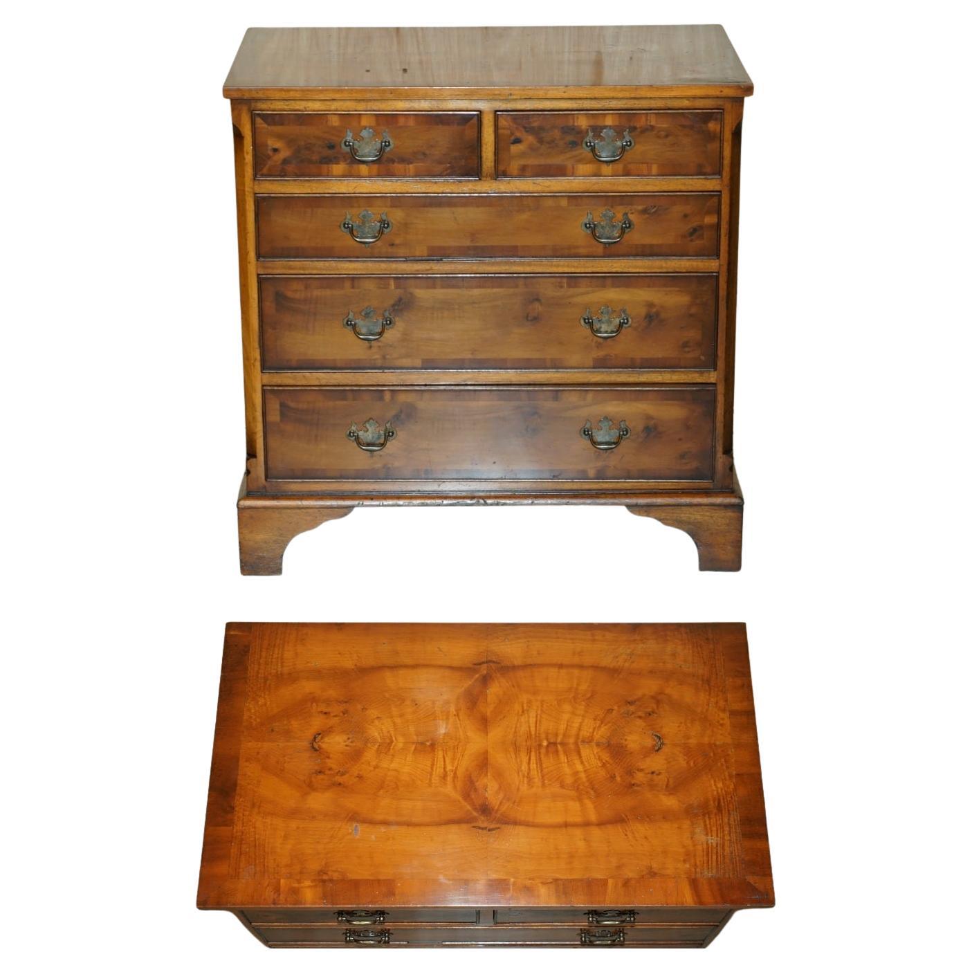 Magnifique commode à tiroirs de taille moyenne en bois vieilli de BURR & BURL, de style géorgien.