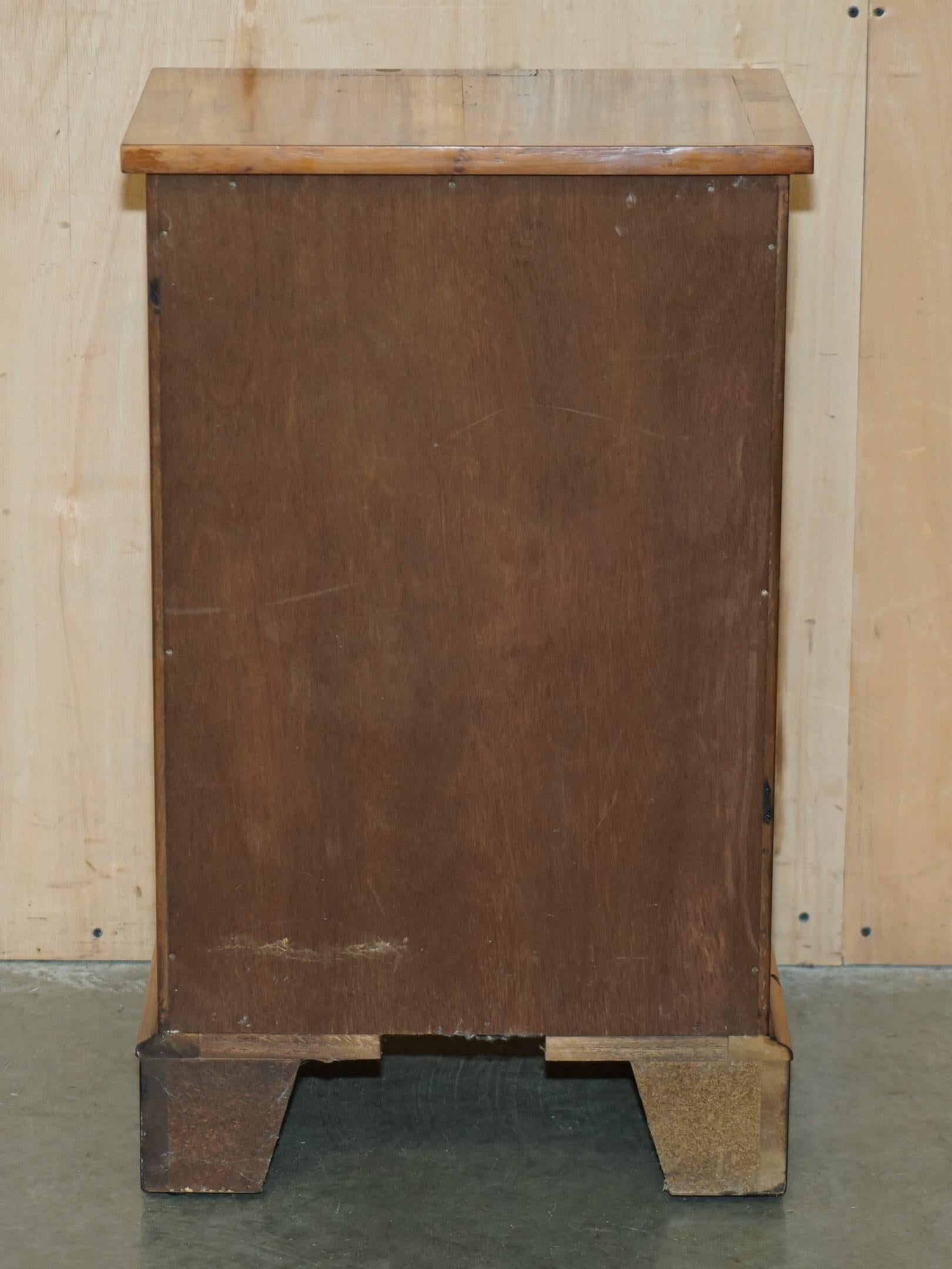 encantadora mesa auxiliar de madera de tejo BURR & BURL de época en venta 2