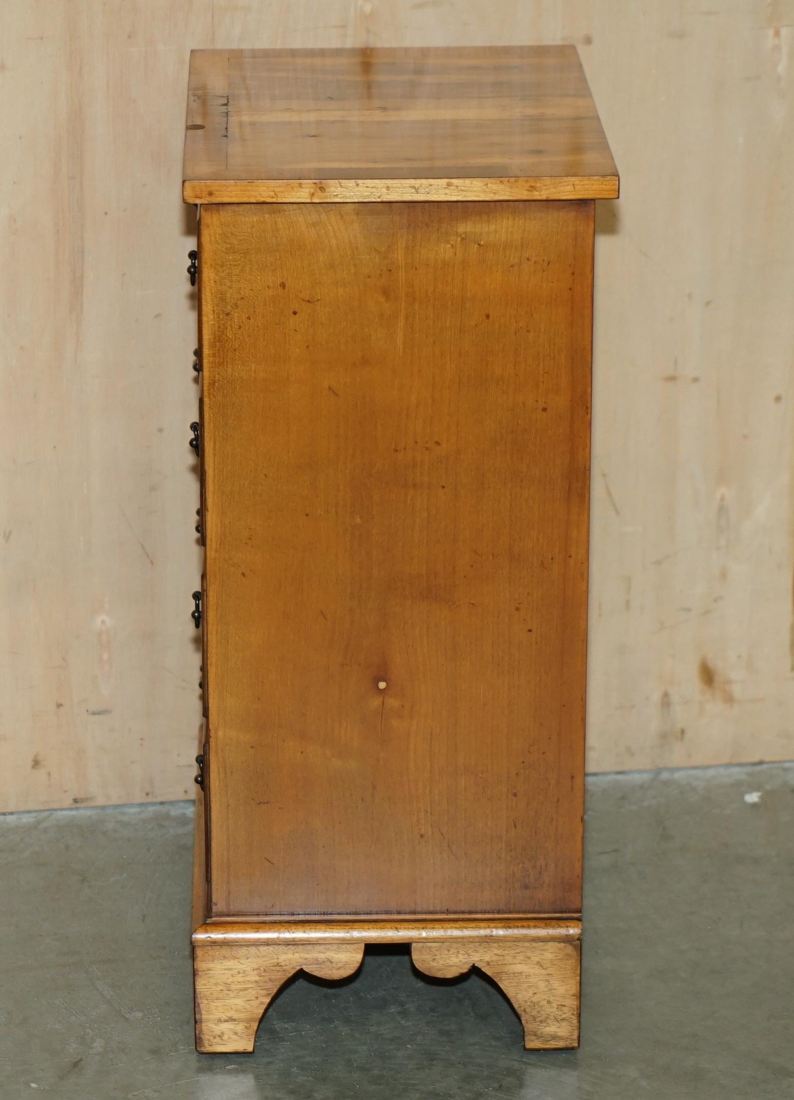 encantadora mesa auxiliar de madera de tejo BURR & BURL de época en venta 3