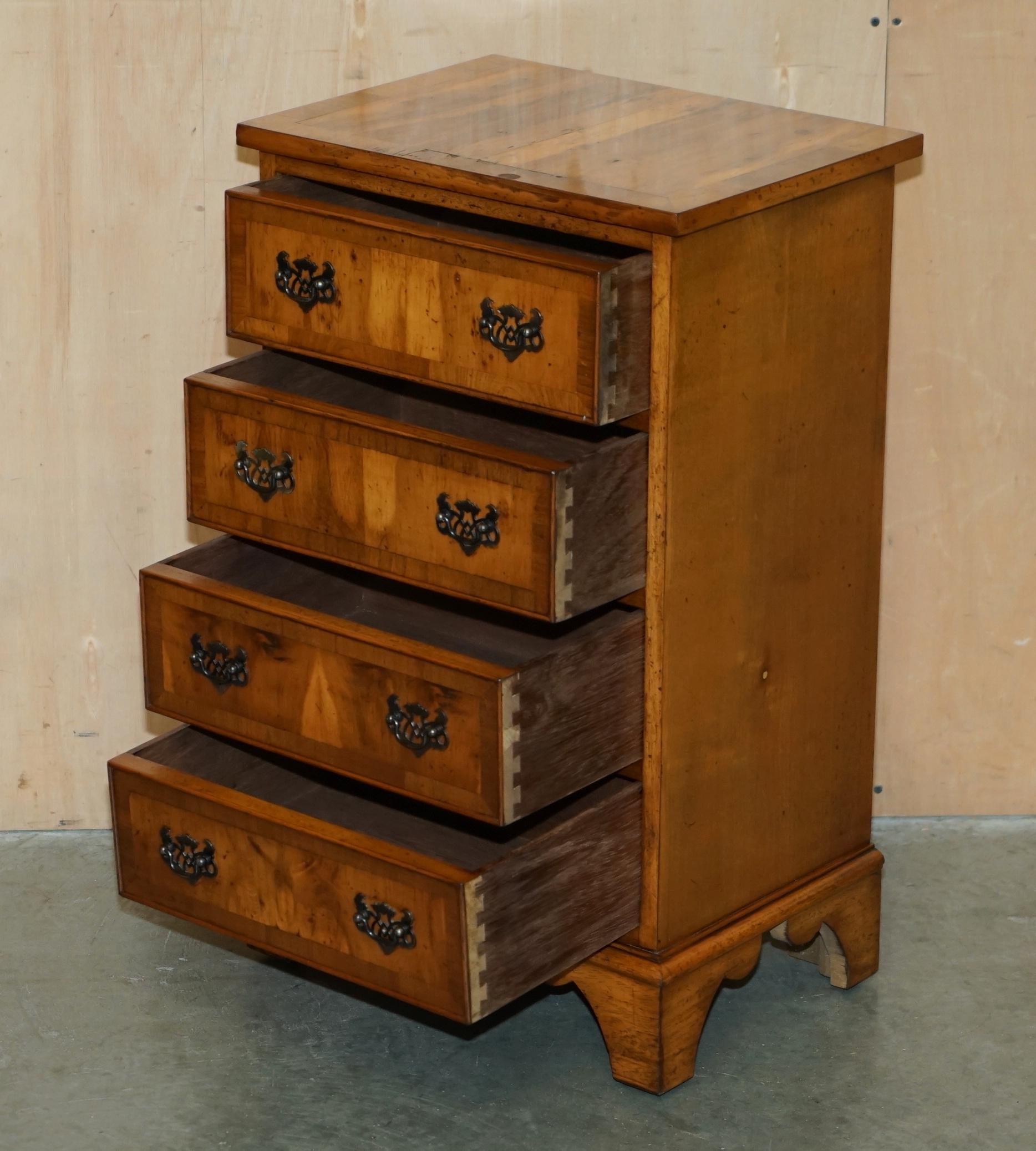 encantadora mesa auxiliar de madera de tejo BURR & BURL de época en venta 4