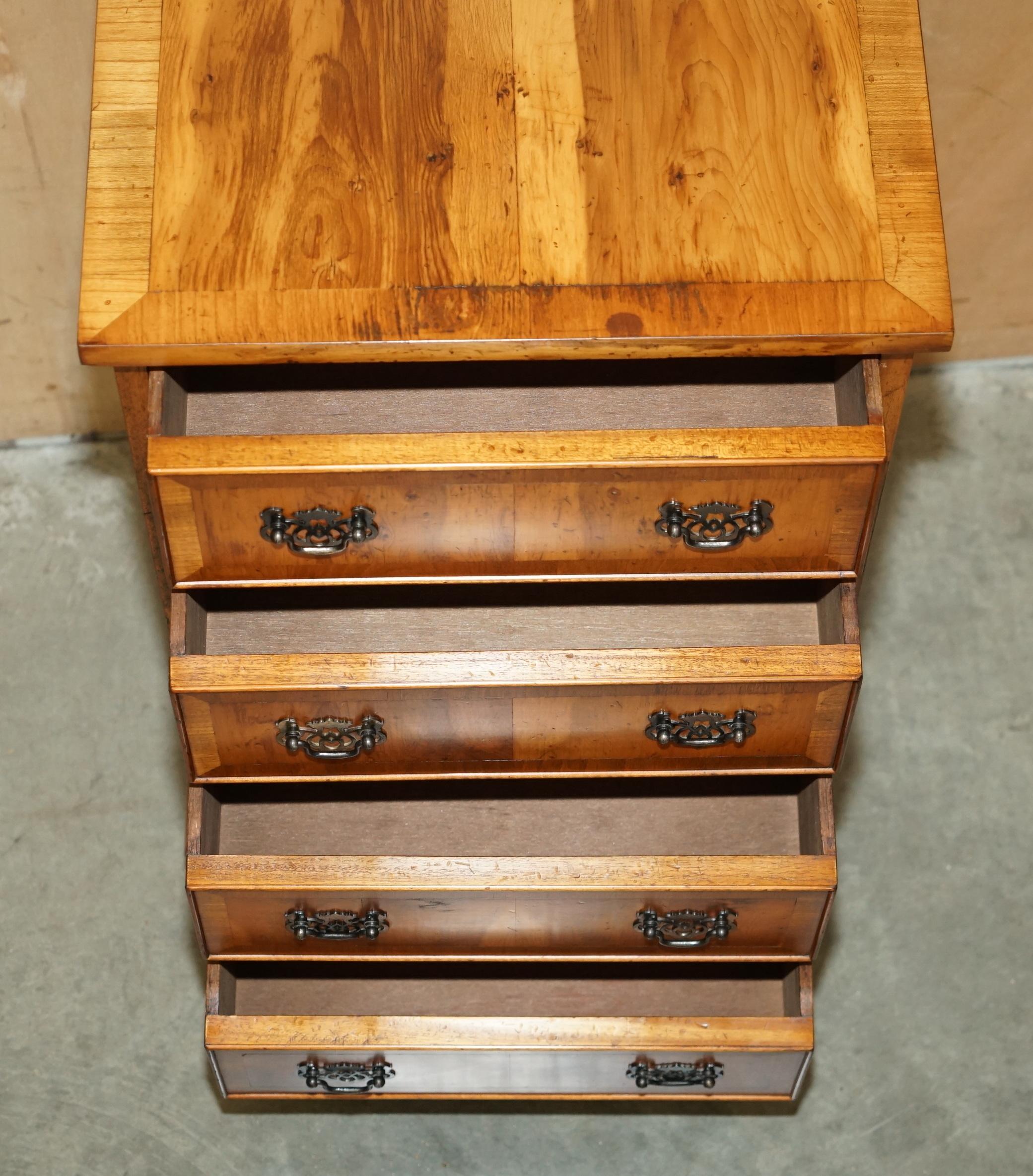 encantadora mesa auxiliar de madera de tejo BURR & BURL de época en venta 5