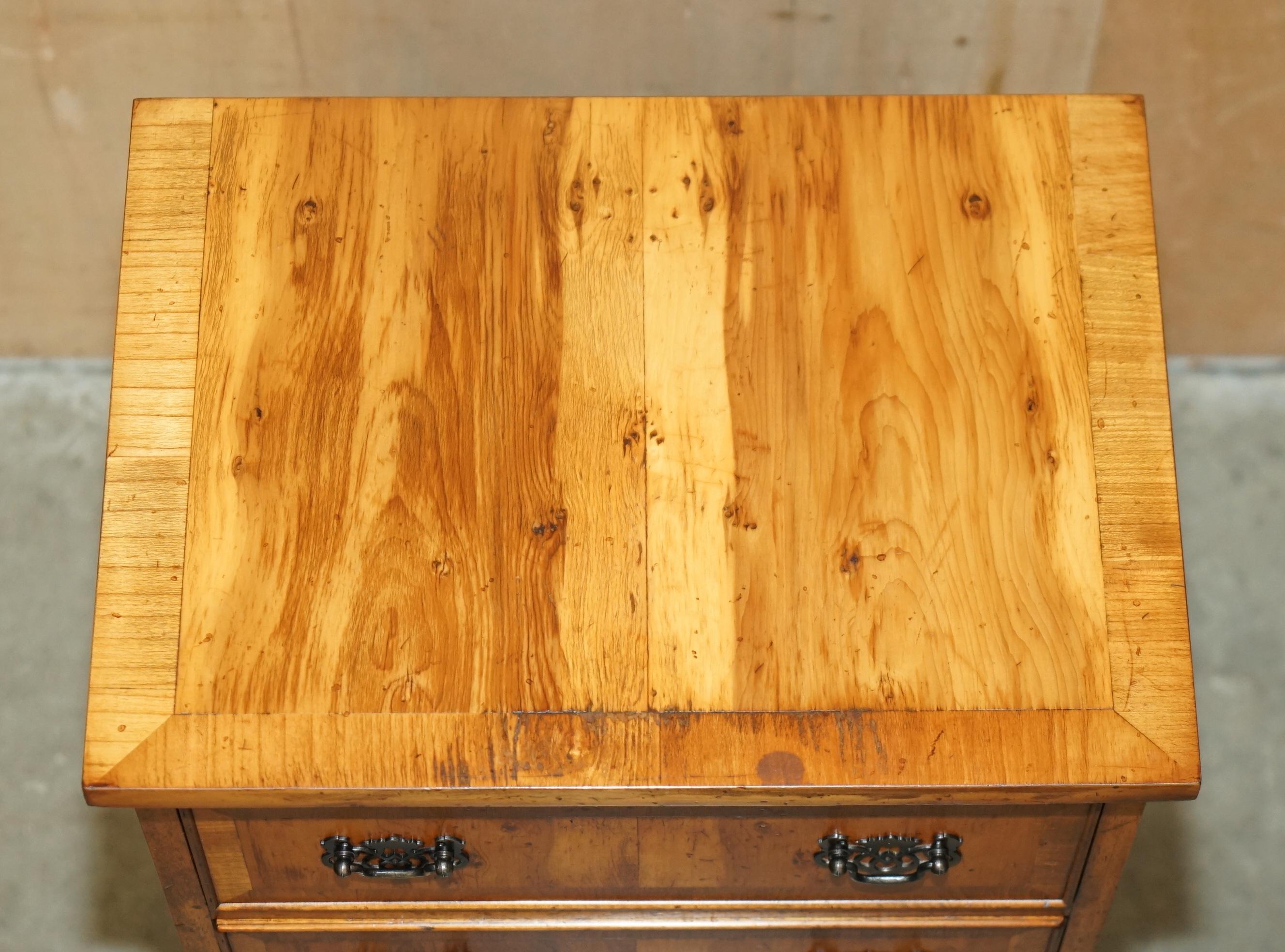 encantadora mesa auxiliar de madera de tejo BURR & BURL de época Inglés en venta