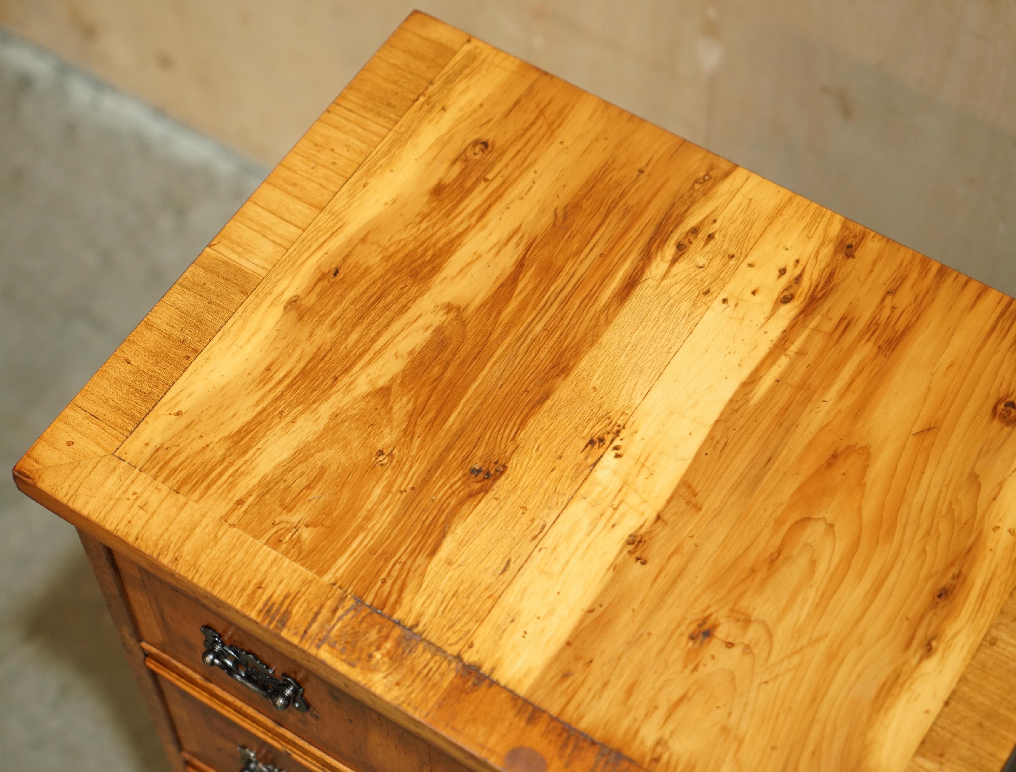 encantadora mesa auxiliar de madera de tejo BURR & BURL de época Hecho a mano en venta