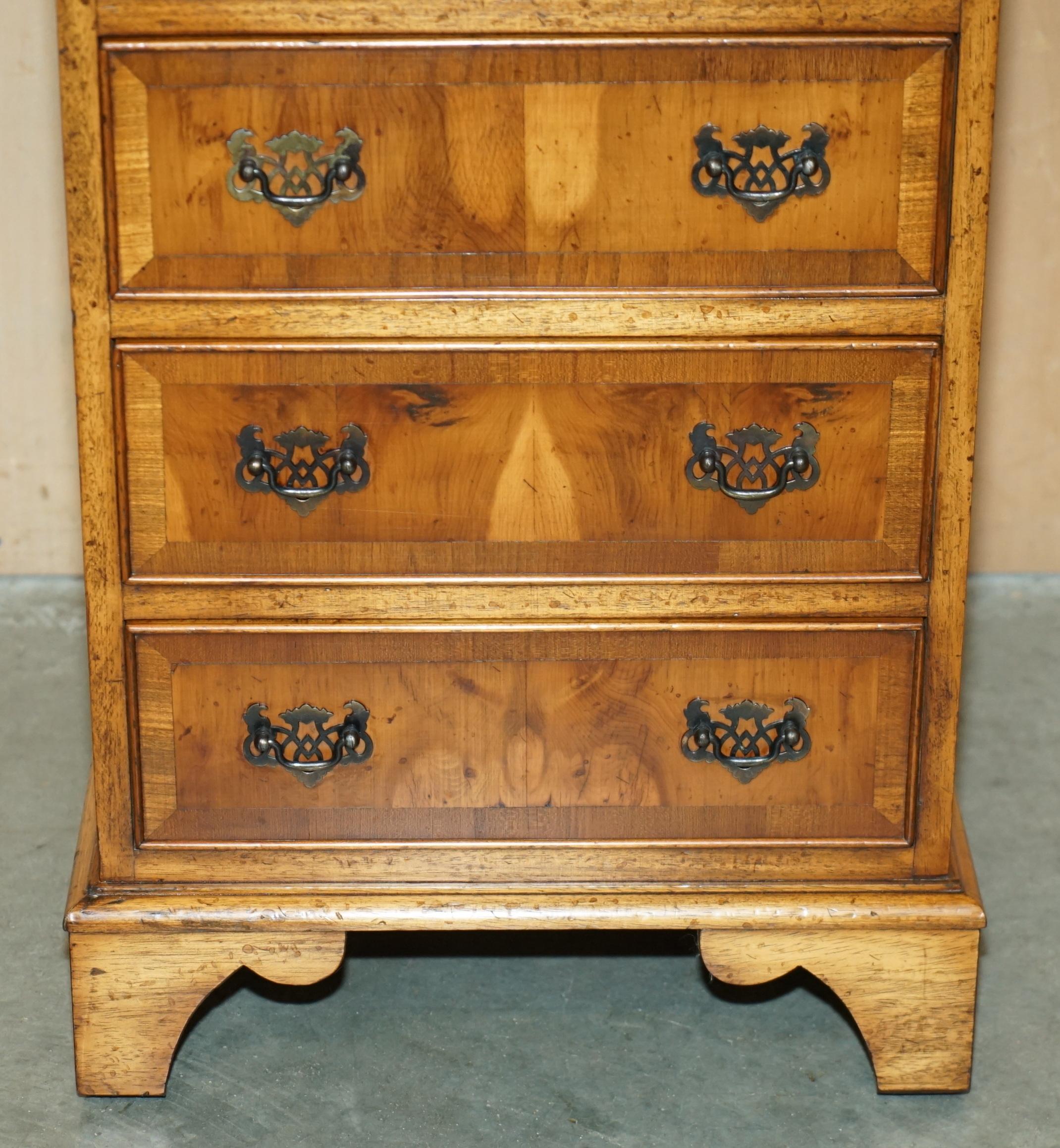 encantadora mesa auxiliar de madera de tejo BURR & BURL de época Tejo en venta