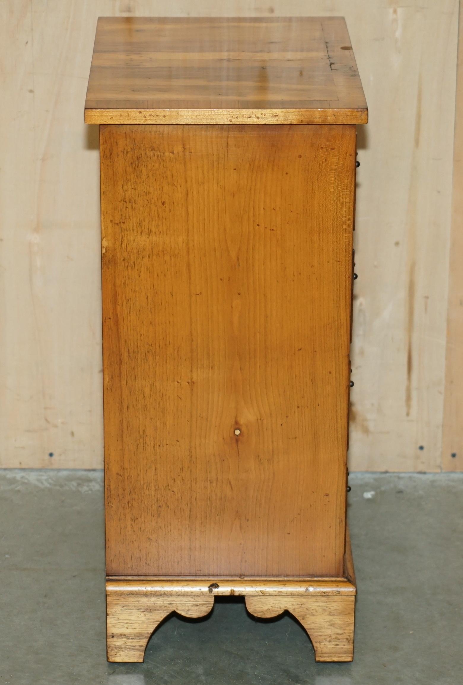 encantadora mesa auxiliar de madera de tejo BURR & BURL de época en venta 1