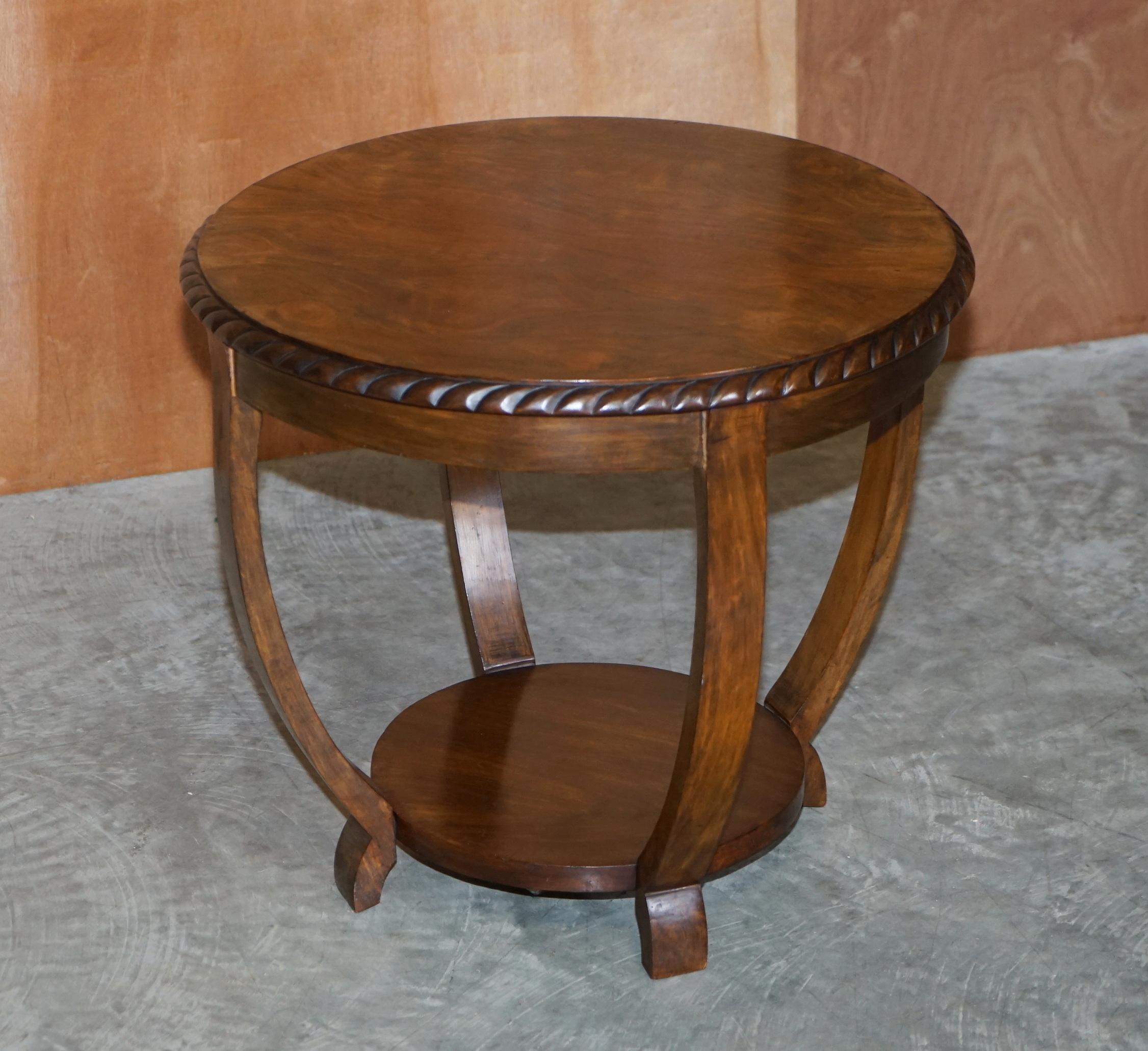 Nous sommes ravis d'offrir à la vente cette belle table d'appoint vintage des années 1950 en noyer ronce et quart de rond avec une base joliment sculptée

Une pièce très belle, bien faite et décorative, qui s'intègre bien dans n'importe quel