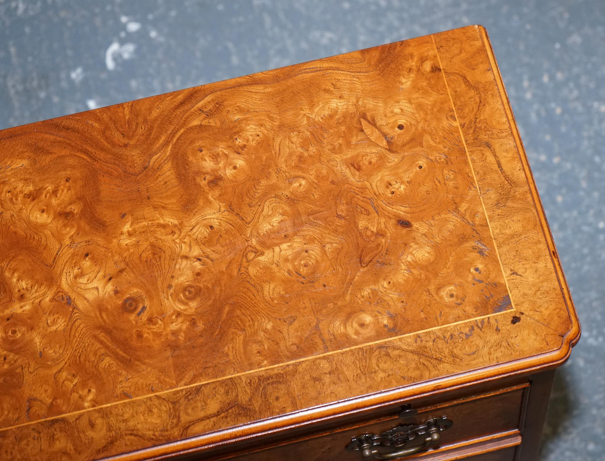 LOVELY VINTAGE BURR WALNUT BACHERLORS CHEST OF DRAWERS WITH A BUTLER SLiDE For Sale 4