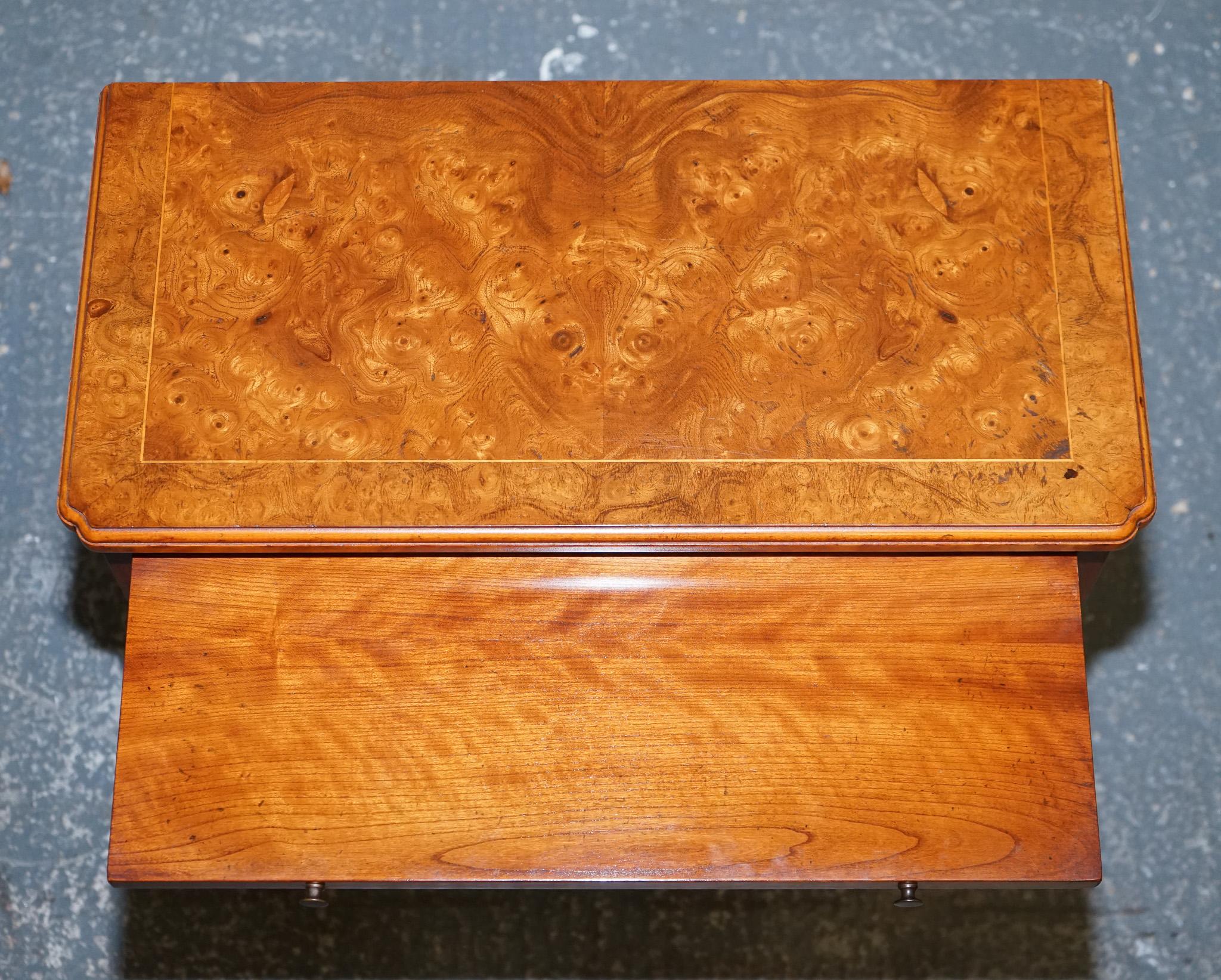 LOVELY VINTAGE BURR WALNUT BACHERLORS CHEST OF DRAWERS WITH A BUTLER SLiDE For Sale 5