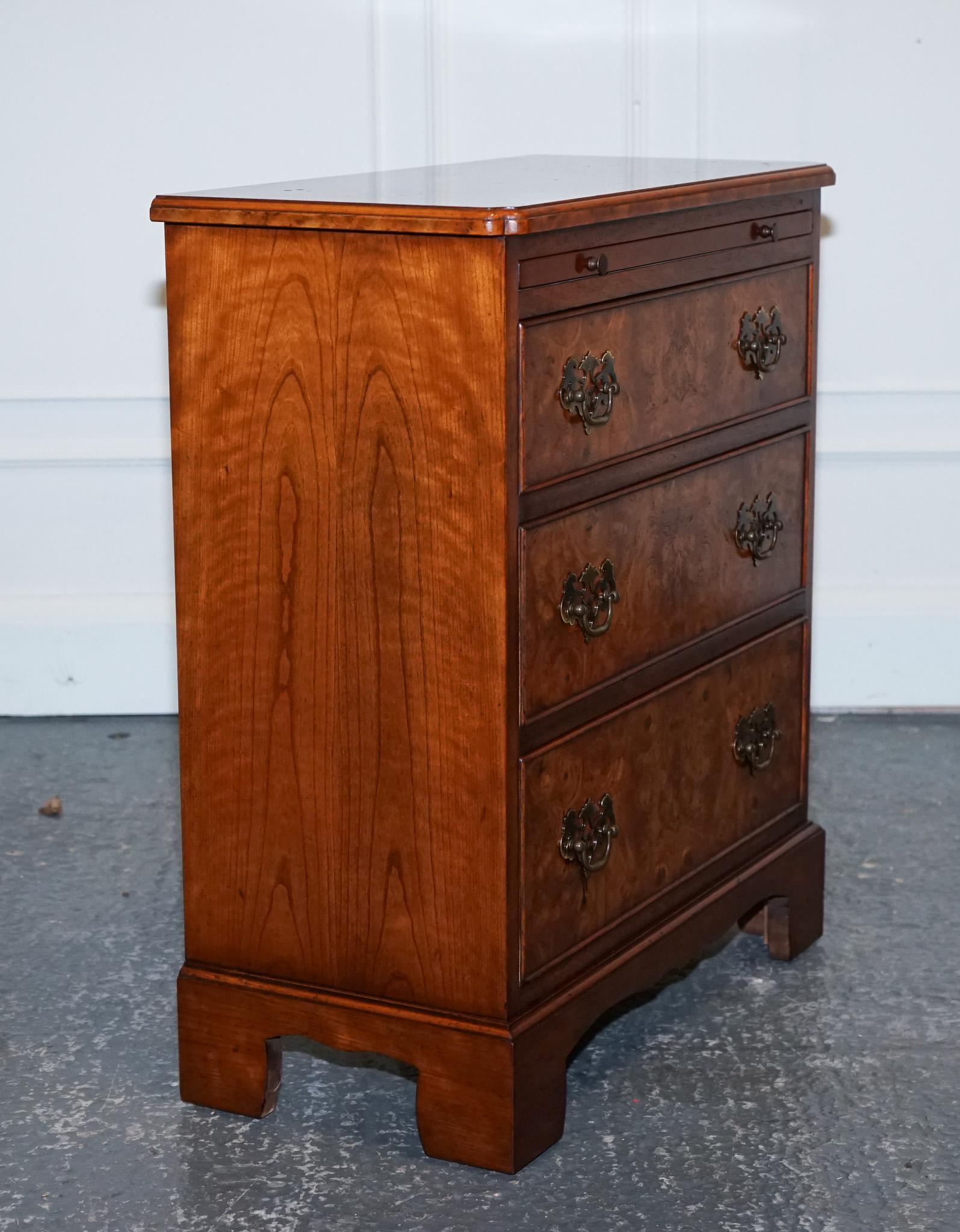LOVELY VINTAGE BURR WALNUT BACHERLORS CHEST OF DRAWERS WITH A BUTLER SLiDE For Sale 6