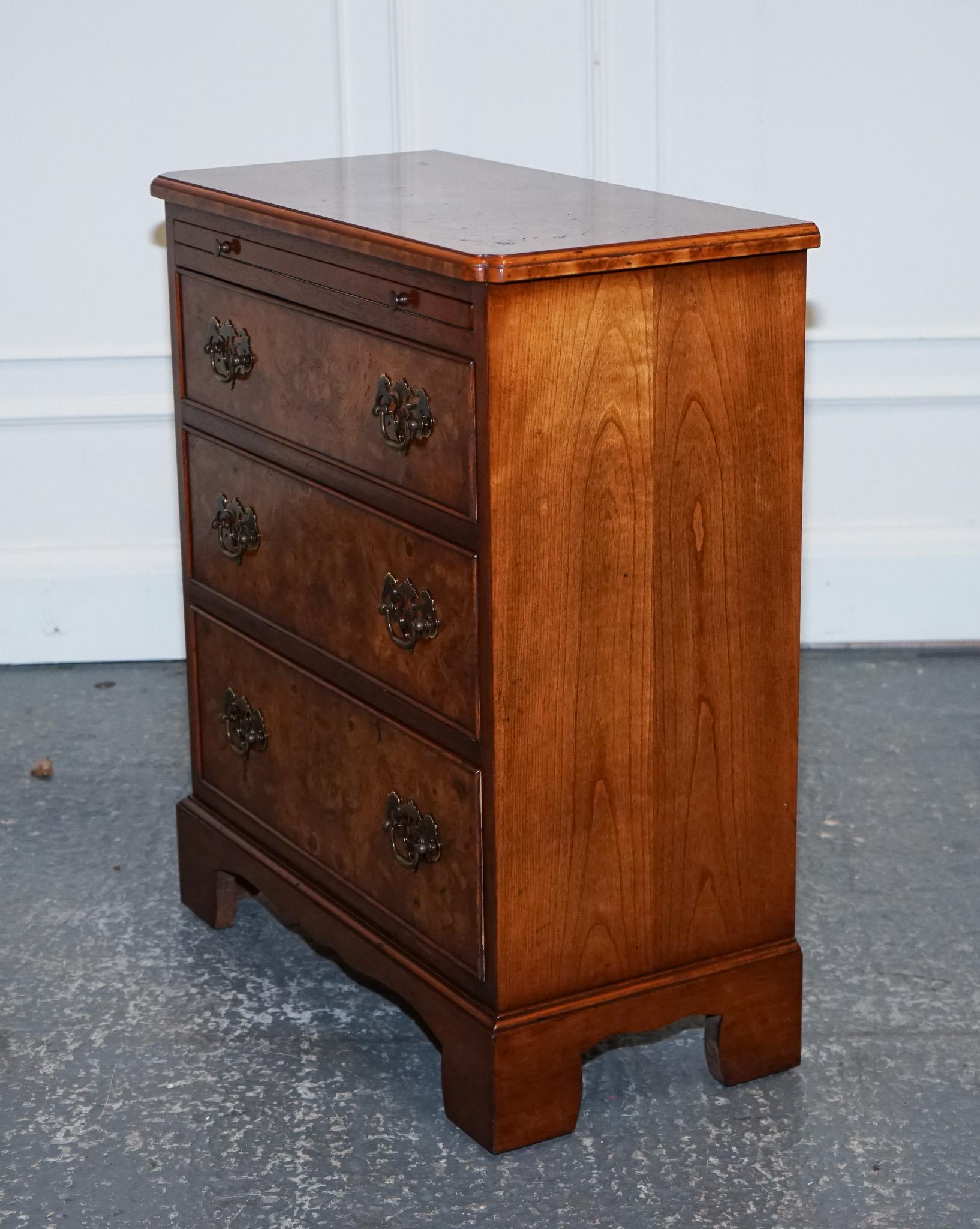 LOVELY VINTAGE BURR WALNUT BACHERLORS CHEST OF DRAWERS WITH A BUTLER SLiDE For Sale 7