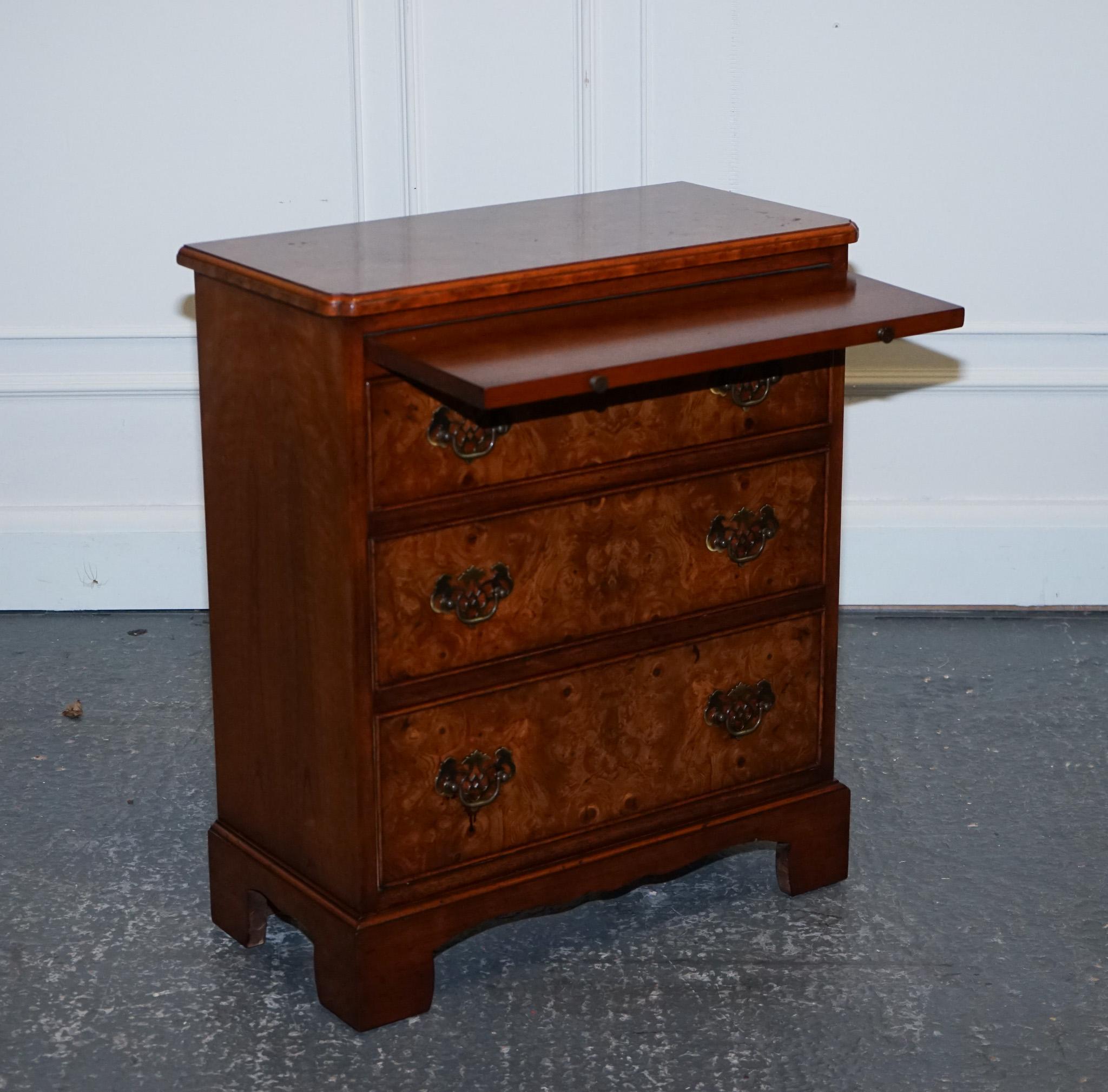 British LOVELY VINTAGE BURR WALNUT BACHERLORS CHEST OF DRAWERS WITH A BUTLER SLiDE For Sale