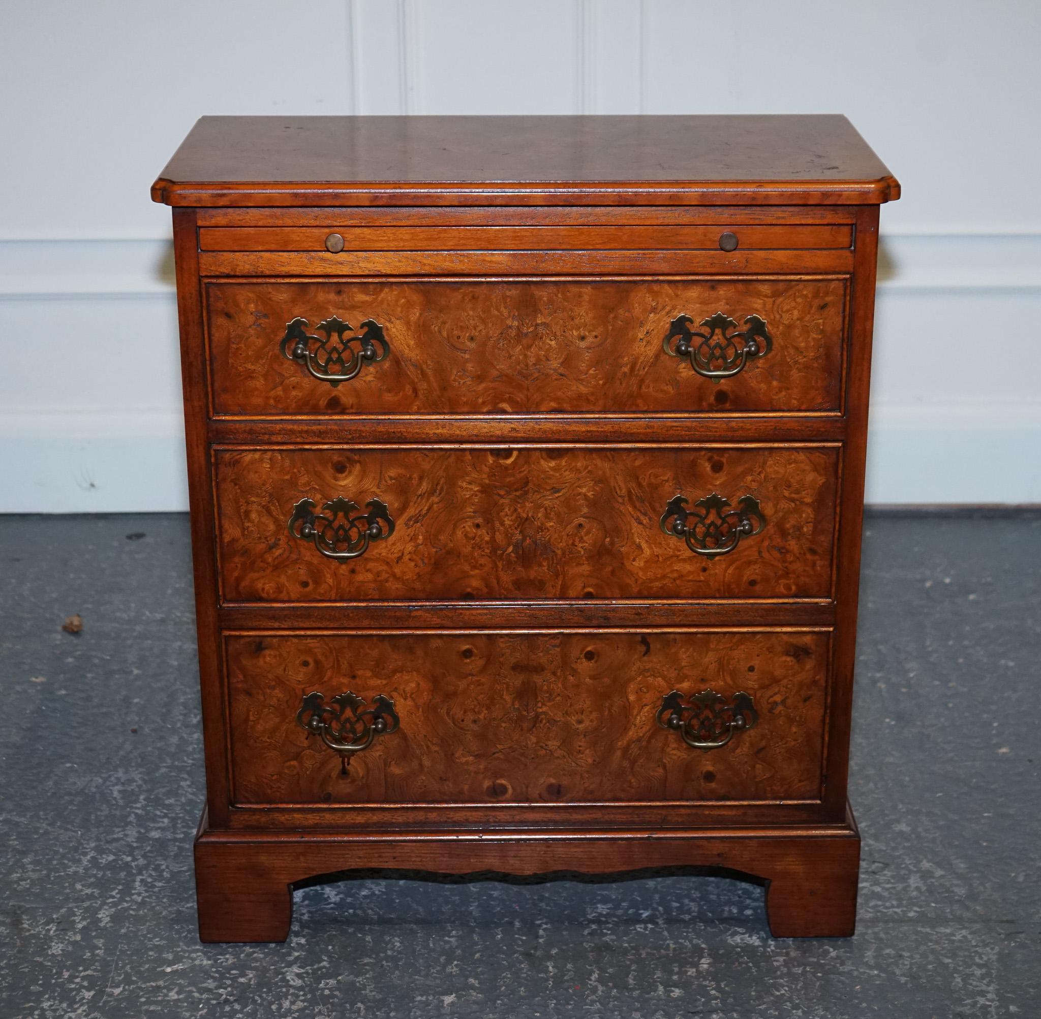 LOVELY VINTAGE BURR WALNUT BACHERLORS CHEST OF DRAWERS WITH A BUTLER SLiDE In Good Condition For Sale In Pulborough, GB