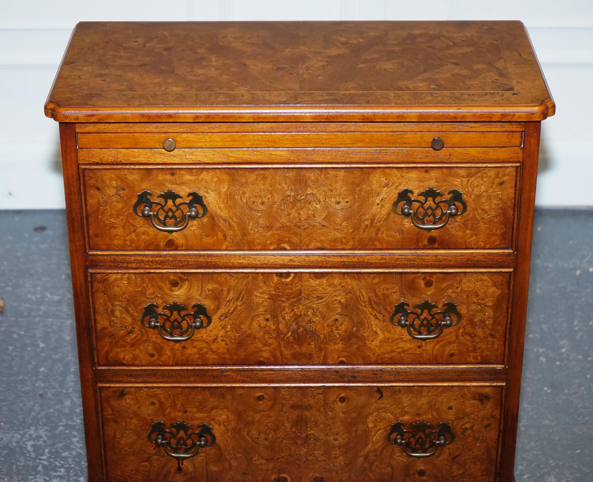 20th Century LOVELY VINTAGE BURR WALNUT BACHERLORS CHEST OF DRAWERS WITH A BUTLER SLiDE For Sale
