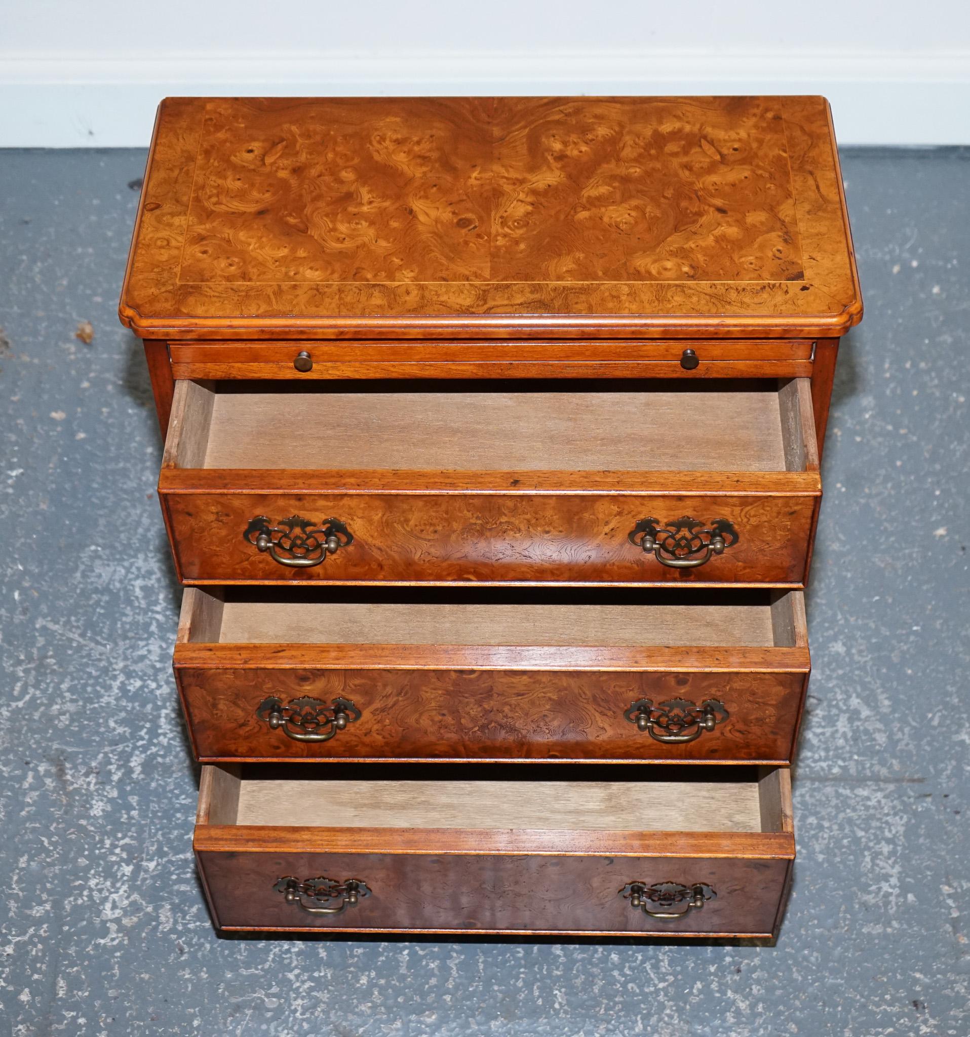 LOVELY VINTAGE BURR WALNUT BACHERLORS CHEST OF DRAWERS WITH A BUTLER SLiDE For Sale 1