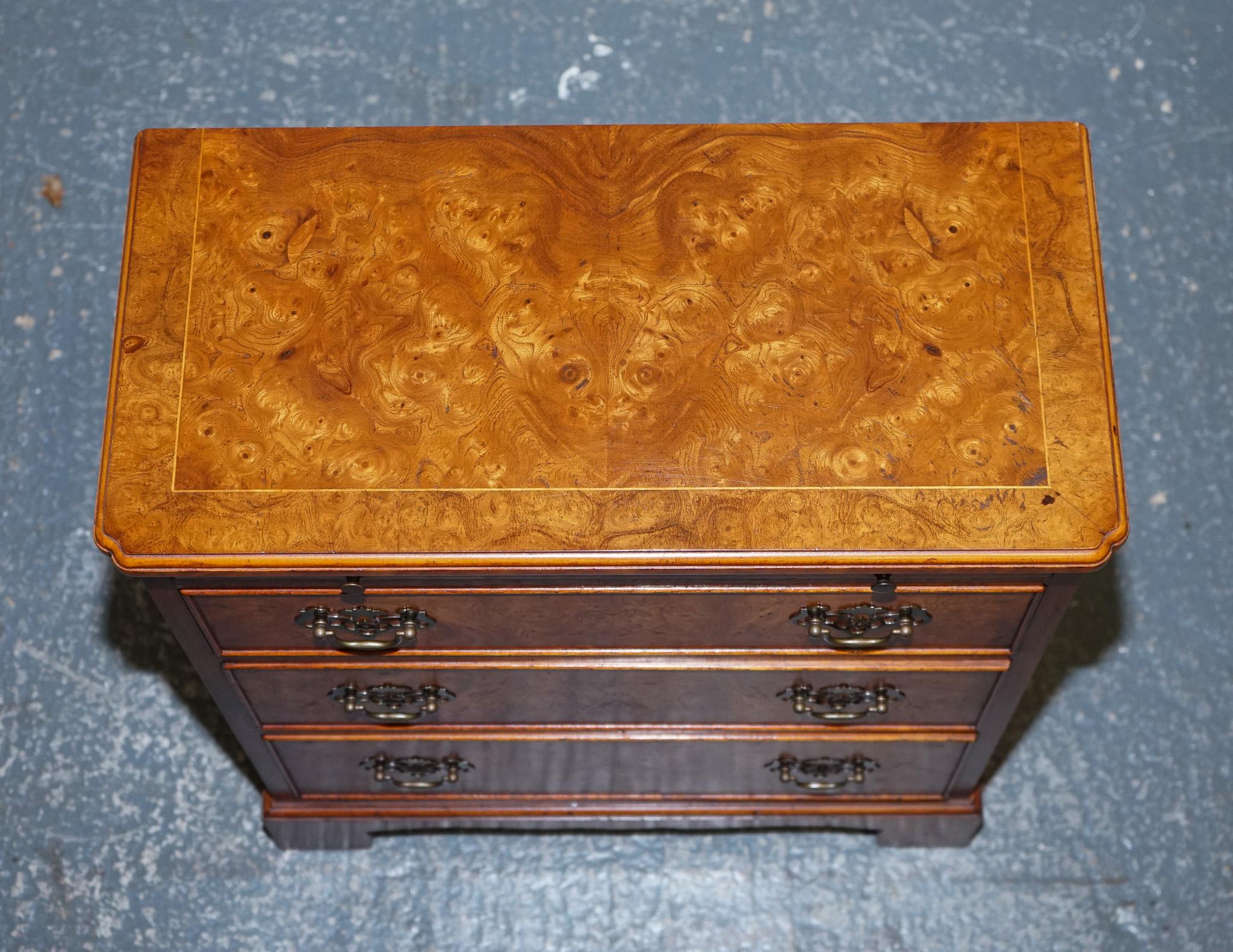 LOVELY VINTAGE BURR WALNUT BACHERLORS CHEST OF DRAWERS WITH A BUTLER SLiDE For Sale 2