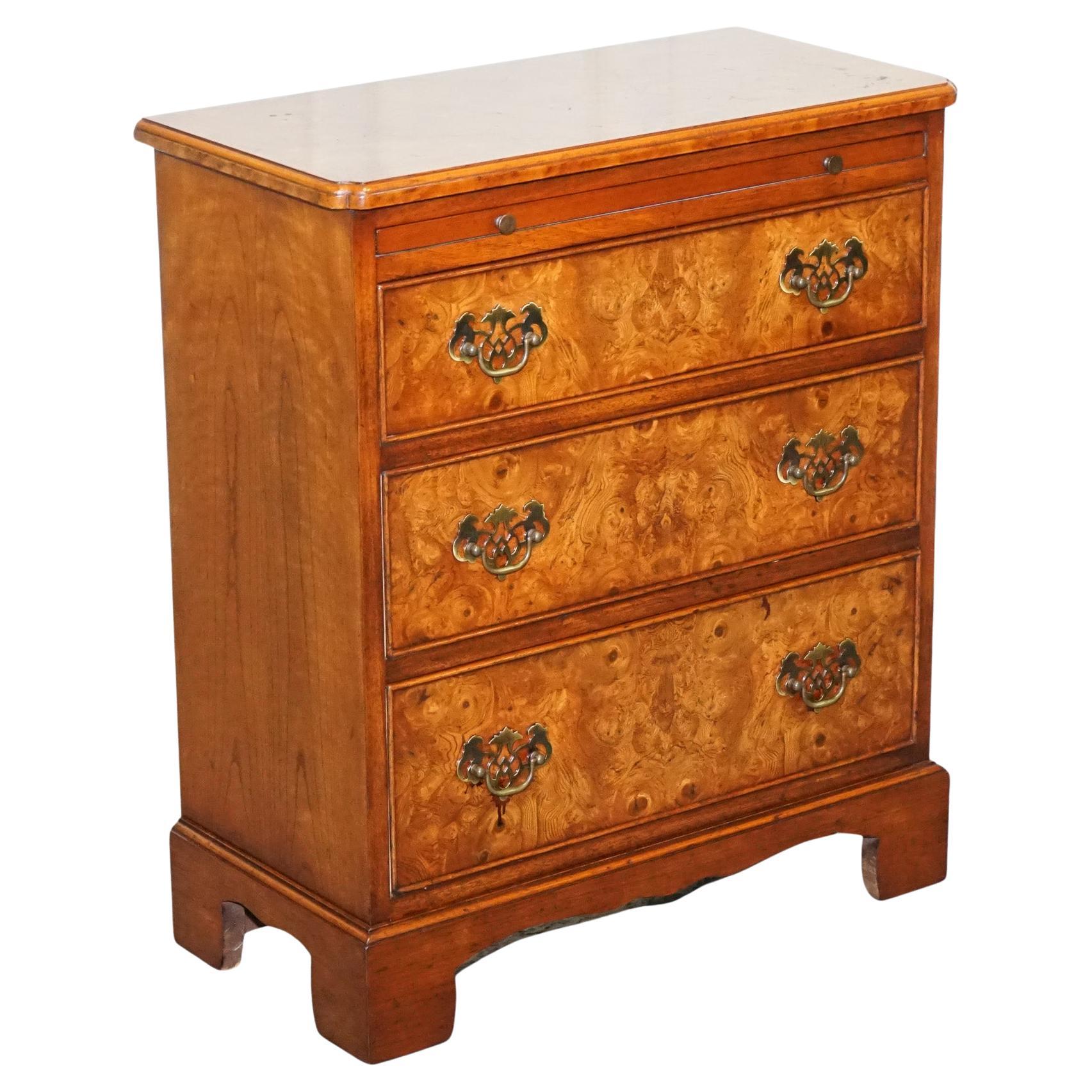 LOVELY VINTAGE BURR WALNUT BACHERLORS CHEST OF DRAWERS WITH A BUTLER SLiDE For Sale