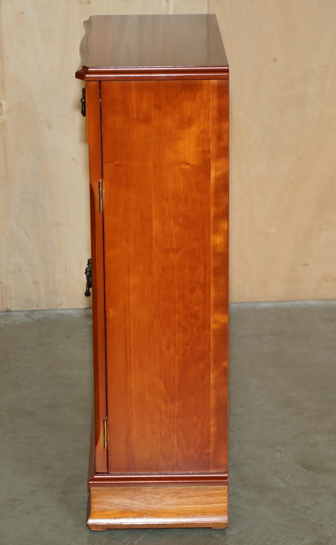 LOVELY ViNTAGE BURR YEW WOOD CD OR DVD 120 PIECE HOLDING SIDE CABINET TOWER im Angebot 4