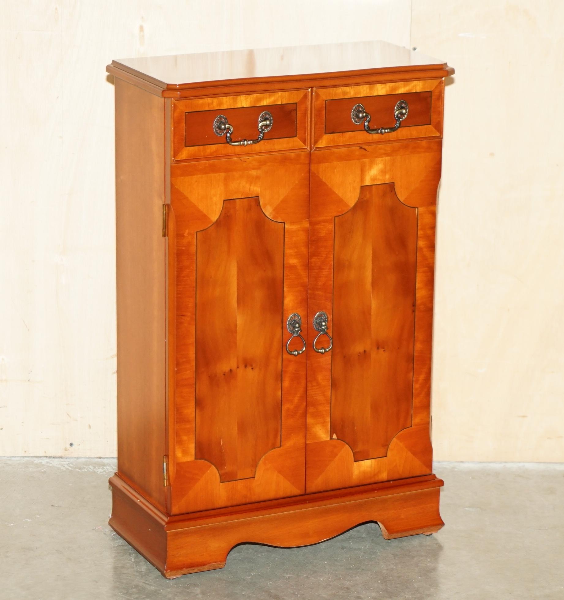 Royal House Antiques

Royal House Antiques ist erfreut, dieses schöne Vintage Burr Yew Holz etwa 120 Einheiten CD oder DVD Turm Schrank zum Verkauf anbieten 

Bitte beachten Sie die Liefergebühr von £ 30 deckt nur Crawley und Pulborough, London ist