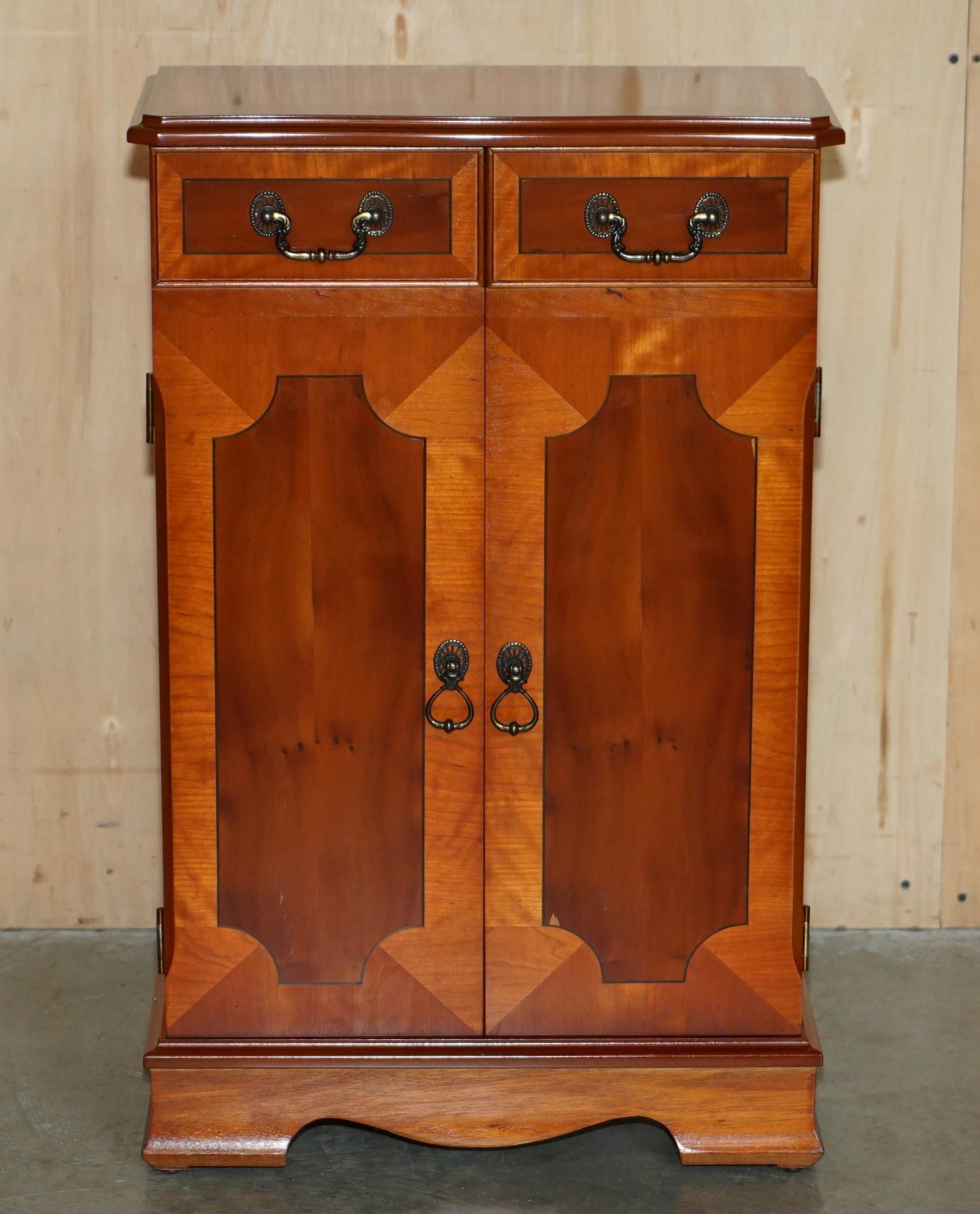 LOVELY ViNTAGE BURR YEW WOOD CD OR DVD 120 PIECE HOLDING SIDE CABINET TOWER (Moderne der Mitte des Jahrhunderts) im Angebot