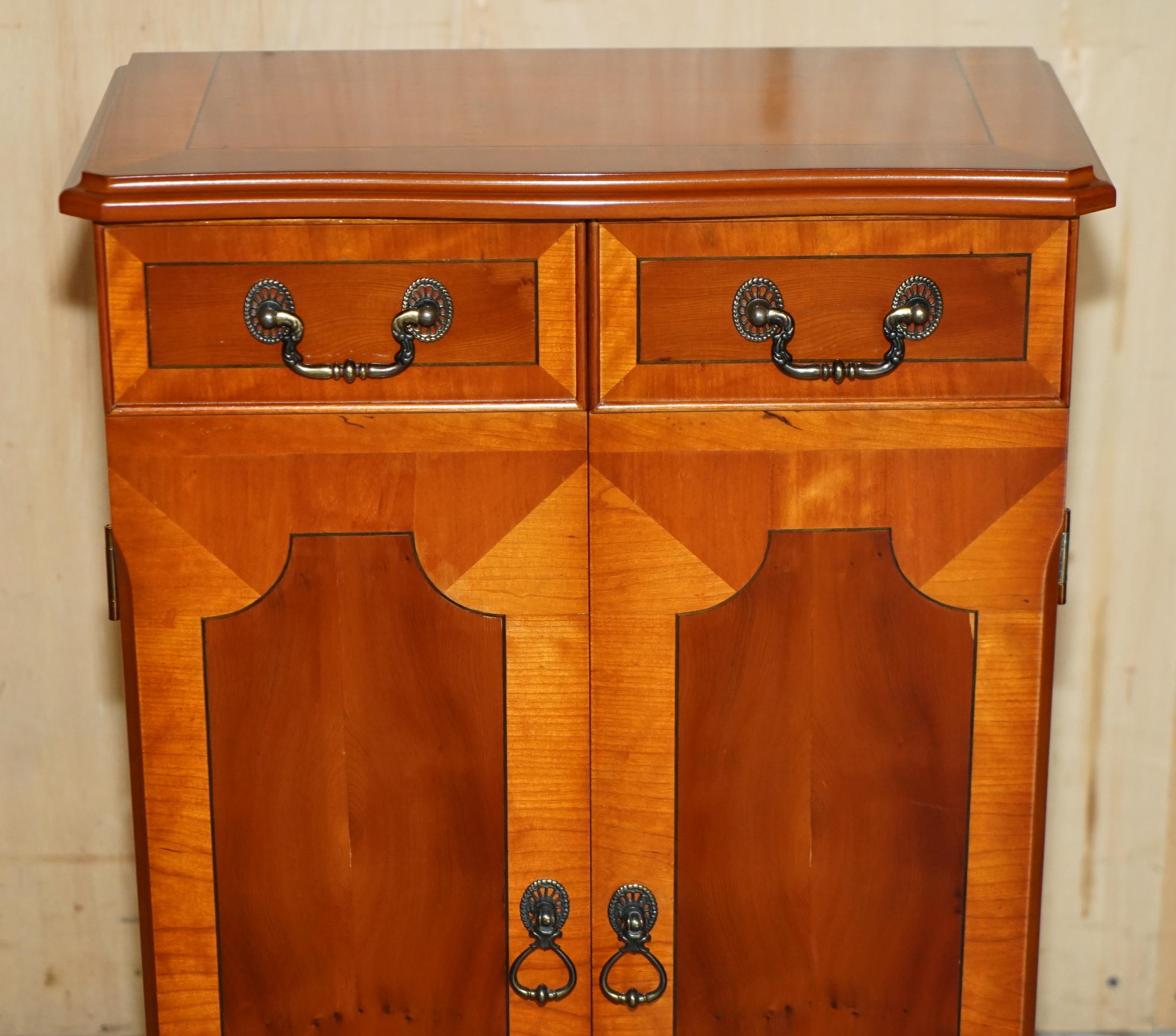 LOVELY ViNTAGE BURR YEW WOOD CD OR DVD 120 PIECE HOLDING SIDE CABINET TOWER (Handgefertigt) im Angebot