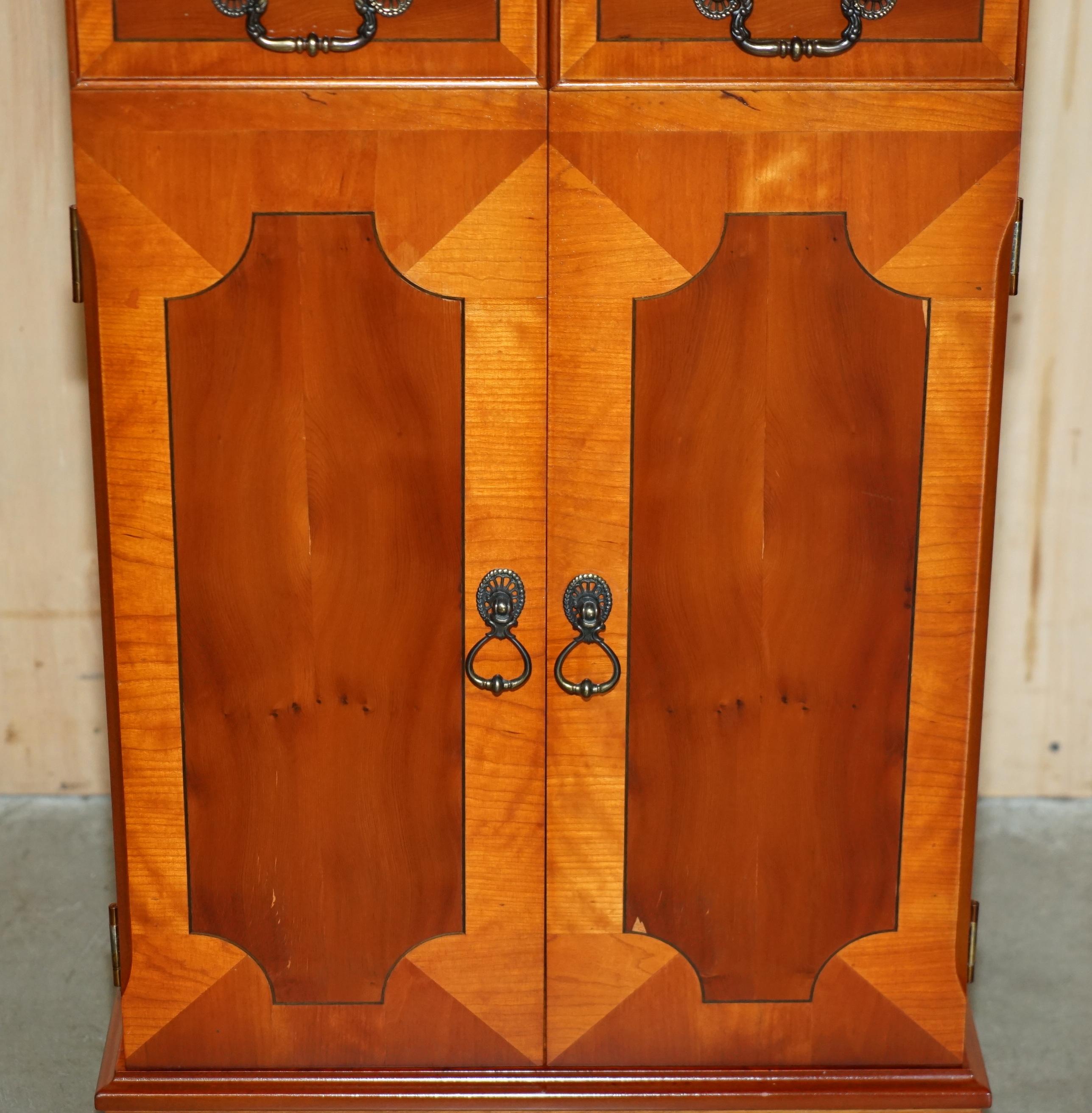 LOVELY ViNTAGE BURR YEW WOOD CD OR DVD 120 PIECE HOLDING SIDE CABINET TOWER im Zustand „Gut“ im Angebot in West Sussex, Pulborough