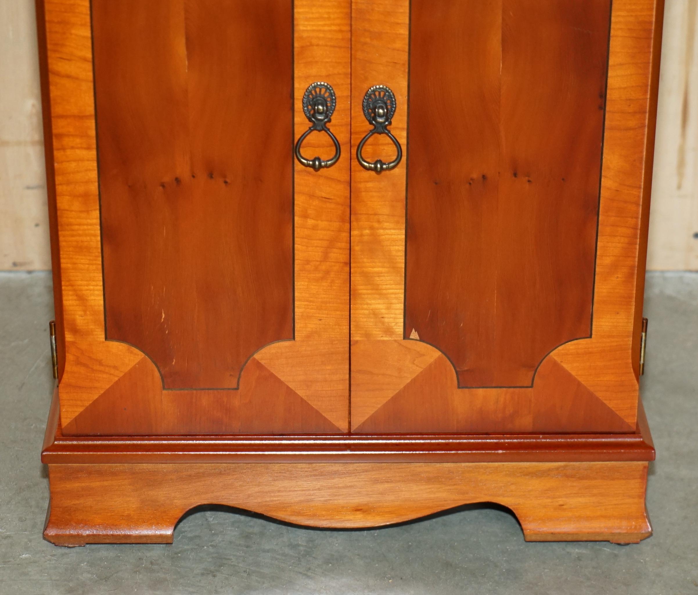 LOVELY ViNTAGE BURR YEW WOOD CD OR DVD 120 PIECE HOLDING SIDE CABINET TOWER (20. Jahrhundert) im Angebot